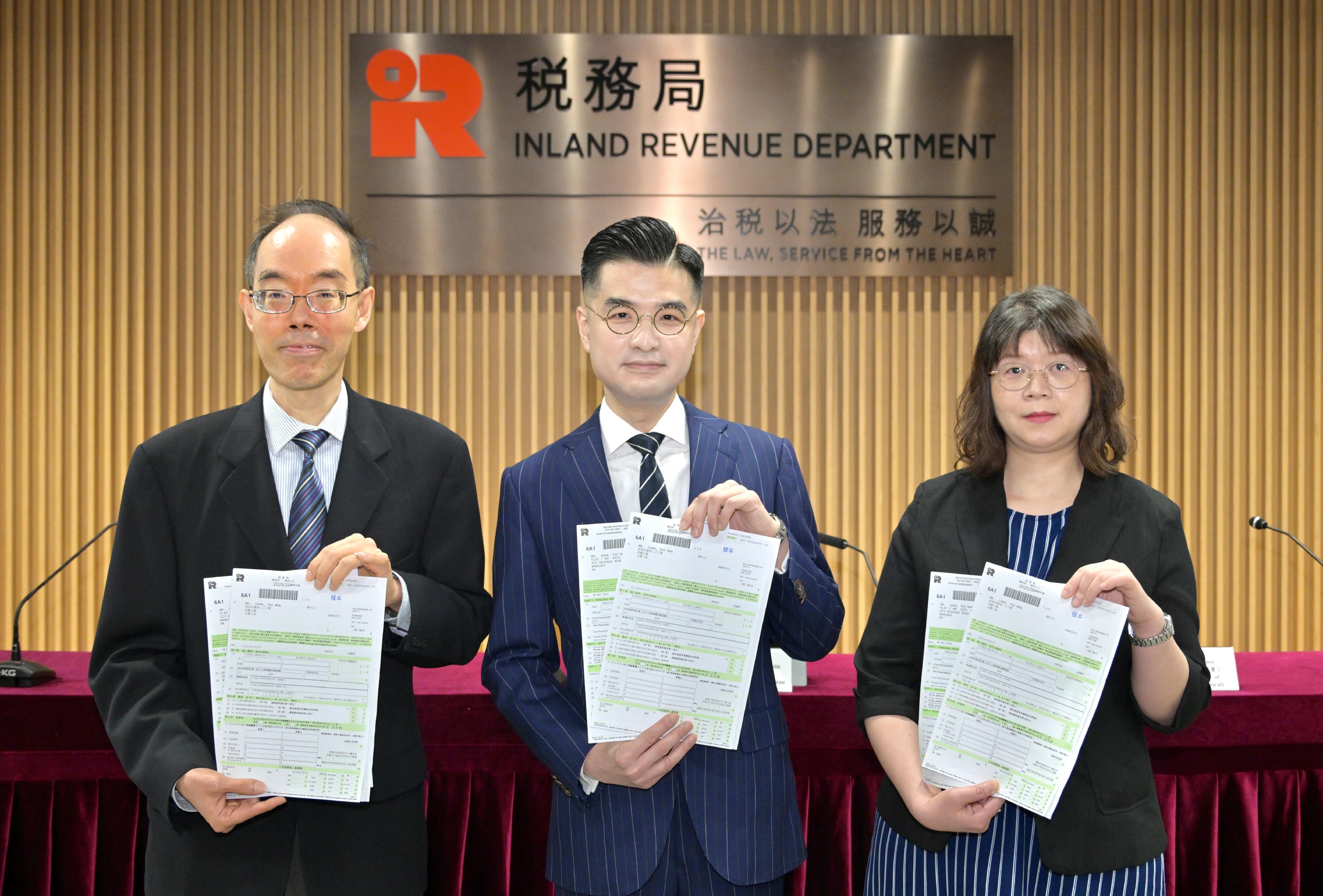 稅務局局長陳施維（中）今日（五月四日）主持記者會，介紹填報二○二五／二六課稅年度報稅表事宜、電子報稅服務，以及二○二五至二六財政年度稅收。稅務局副局長（執行事務）梁建華（左）和稅務局副局長（技術事宜）陳順薇（右）亦有出席。