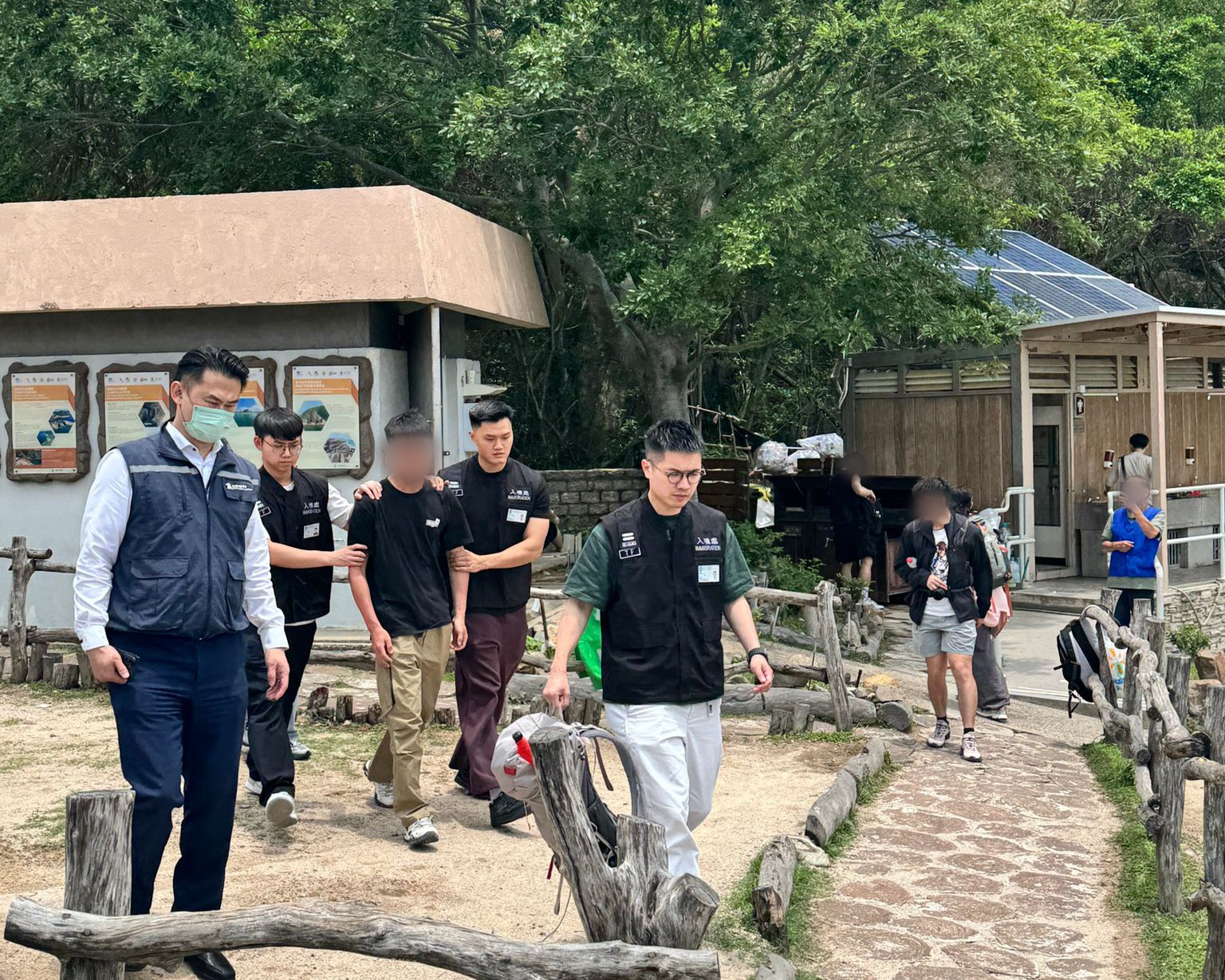 入境事務處聯同旅遊業監管局於今日（五月四日）展開反非法勞工行動。圖示懷疑非法勞工在行動中被捕。