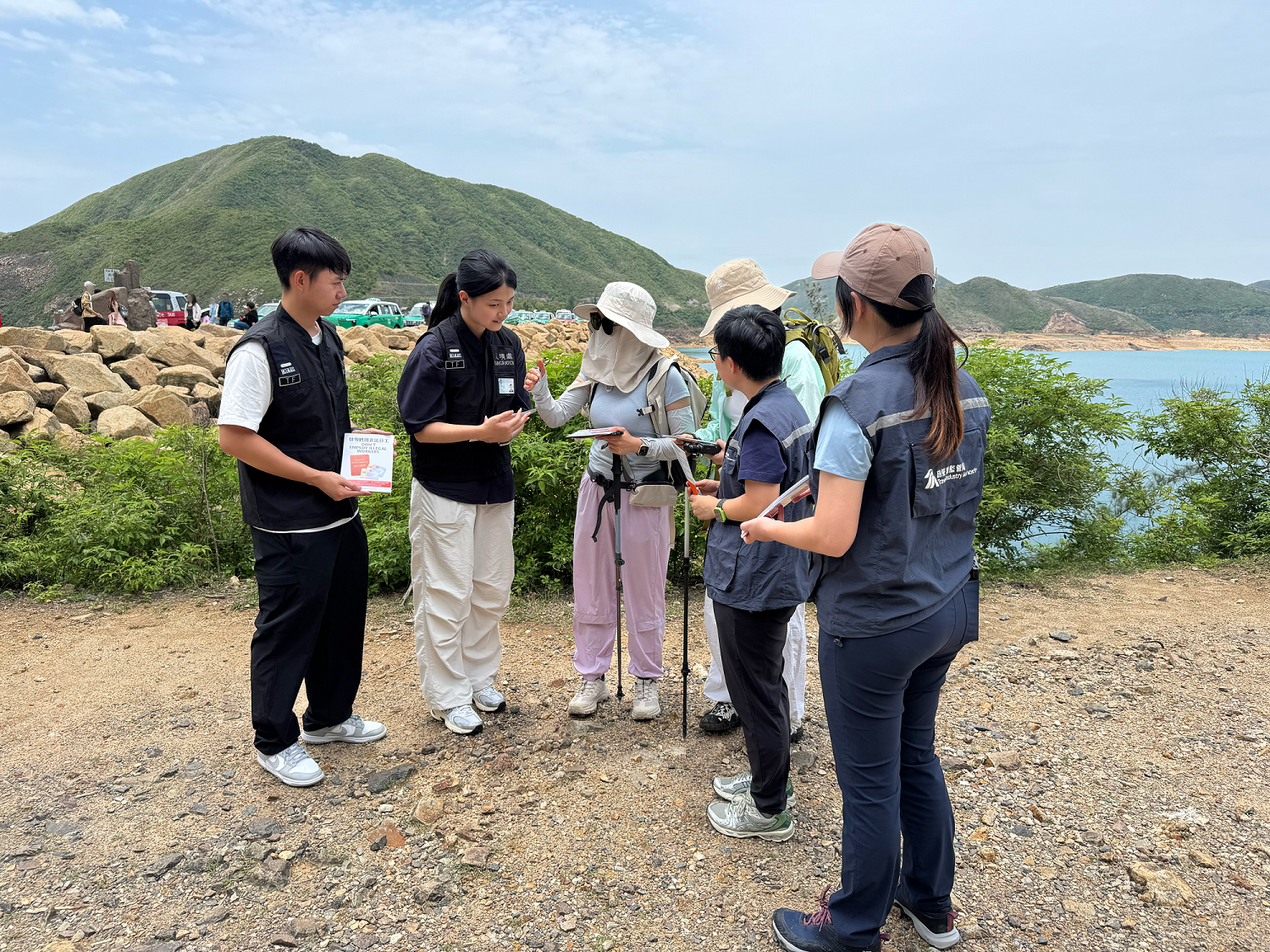 入境事務處（入境處）聯同旅遊業監管局（旅監局）於今日（五月四日）展開反非法勞工行動。圖示入境處及旅監局人員向市民及旅客派發宣傳單張，呼籲切勿聘用非法領隊或導遊。