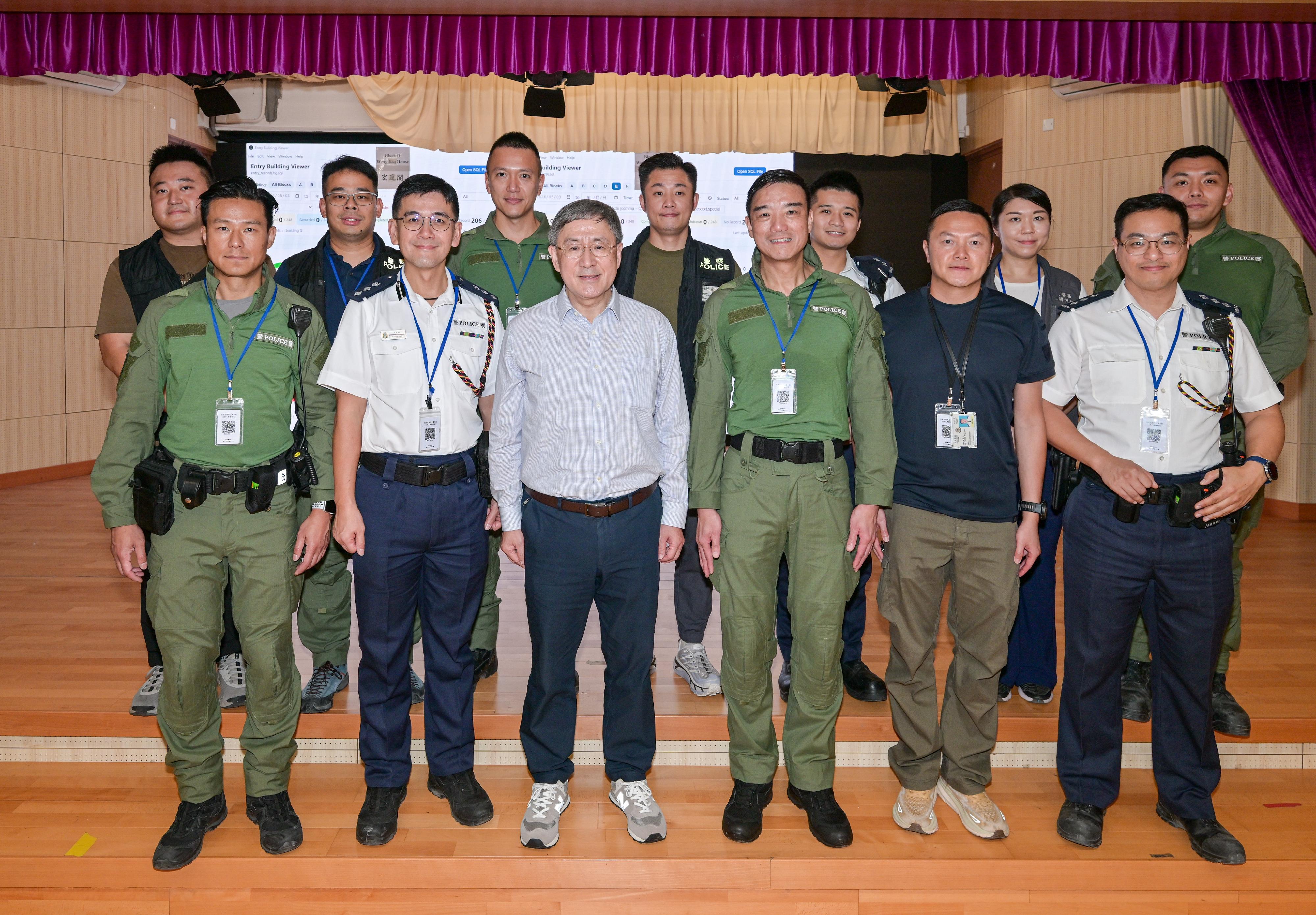 政務司副司長卓永興（前排左三）和警務處行動處處長呂錦豪（前排右三）與負責上樓安排的警務人員合影。