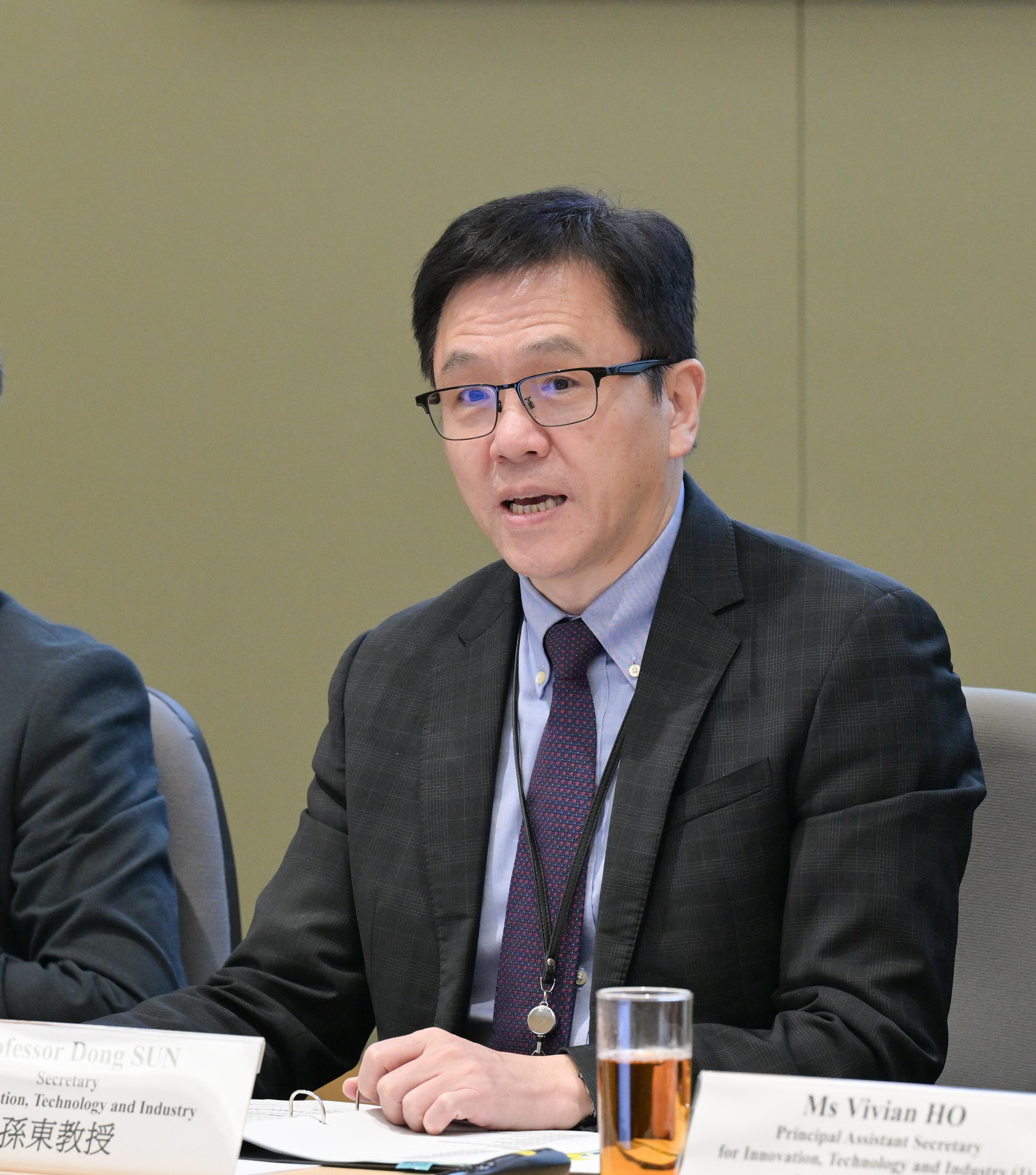The Secretary for Innovation, Technology and Industry, Professor Sun Dong, chaired the eighth meeting of the Committee on Innovation, Technology and Industry Development today (May 5).