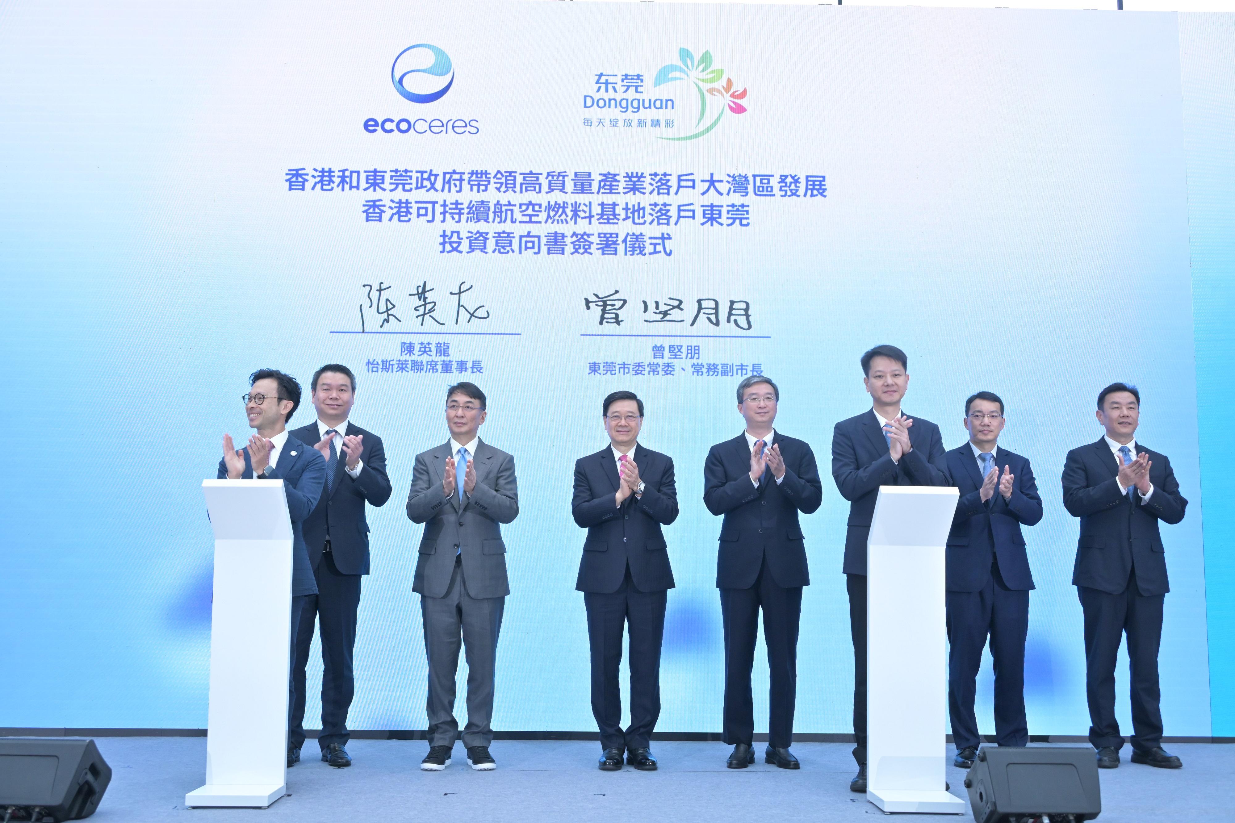 The Chief Executive, Mr John Lee, attended the Signing Ceremony of Memorandum of Understanding - Establishment of Hong Kong's Sustainable Aviation Fuel Base in Dongguan today (May 5). Photo shows (back row, from second left) the Chairman of Towngas and Founder of Full Vision Capital, Dr Lee Ka-kit; Mr Lee; the Secretary of the CPC Dongguan Municipal Committee, Mr Wei Hao; Deputy Director of the Hong Kong and Macao Work Office of the Communist Party of China Central Committee and the Hong Kong and Macao Affairs Office of the State Council Mr Wang Jie and other guests witnessing Co-Chairman of EcoCeres Mr Alan Chan (front row, left) and member of the Standing Committee of the CPC Dongguan Municipal Committee and Executive Vice Mayor of the Dongguan Municipal People's Government Mr Zeng Jianpeng (front row, right) signing a Memorandum of Understanding.
