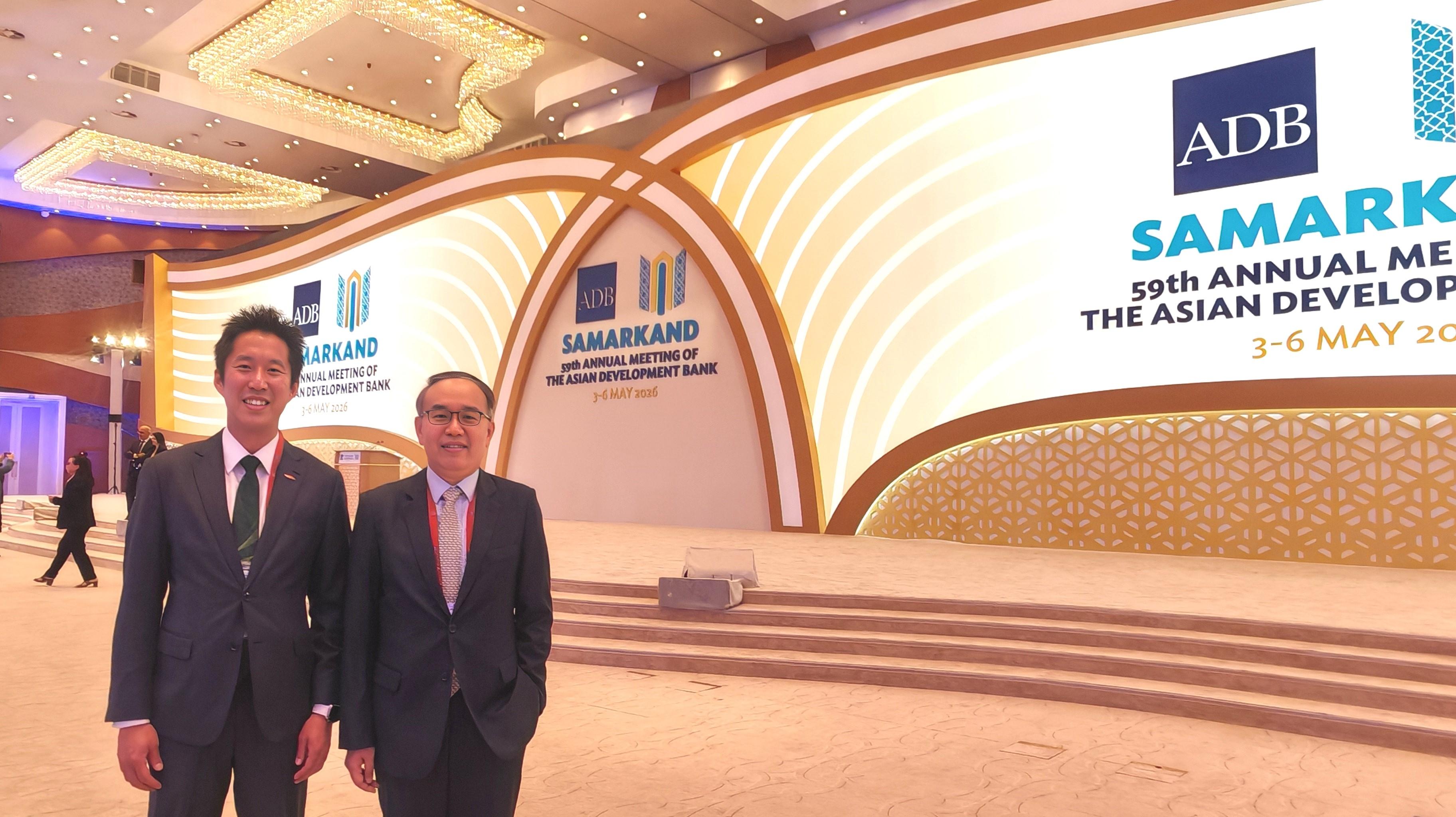 The Secretary for Financial Services and the Treasury, Mr Christopher Hui (right), attended the opening session of the 59th Annual Meeting of the Board of Governors of the Asian Development Bank in Samarkand, Uzbekistan, on May 4 (Samarkand time). Next to Mr Hui is the Director of the Hong Kong Economic and Trade Office in Berlin, Mr Indiana Wong (left).
