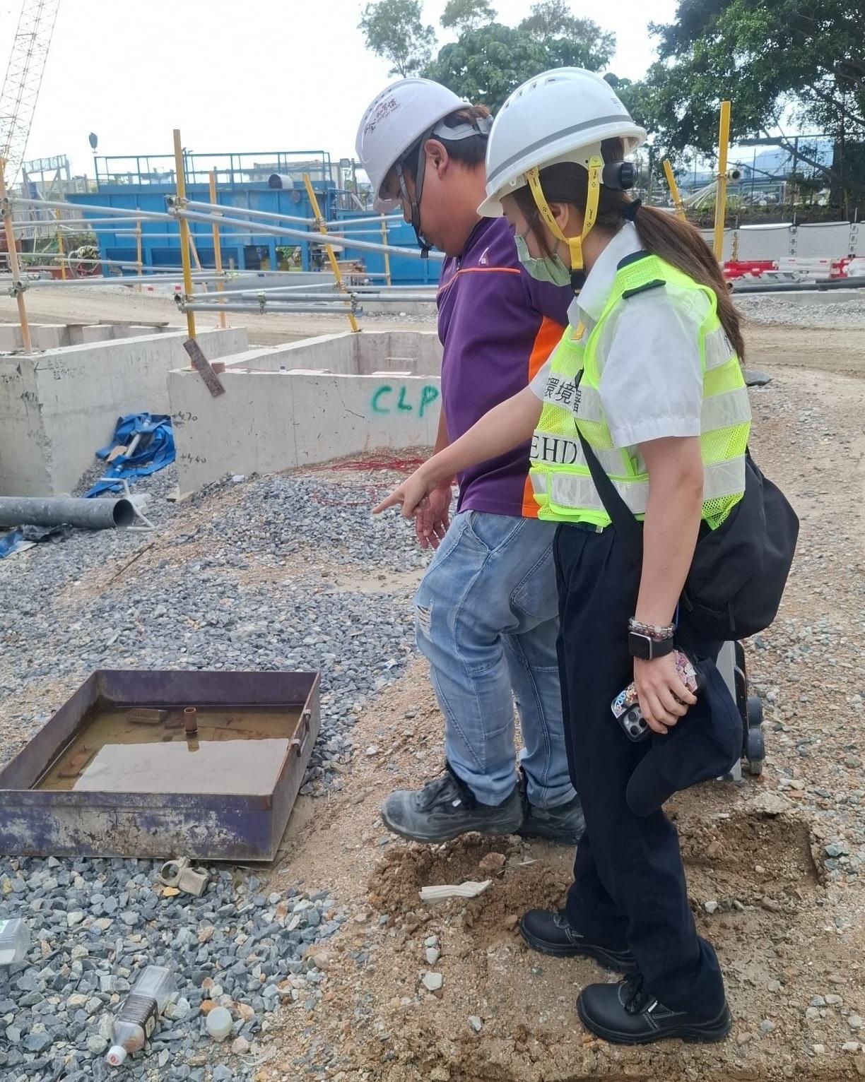 The Food and Environmental Hygiene Department (FEHD) today (May 5) released the sixth batch of gravidtrap indexes and density indexes for Aedes albopictus in April, covering 15 survey areas. Photo shows an FEHD staff member inspecting a construction site in So Kwun Wat, Tuen Mun District. Following the discovery of stagnant water at the construction site, a statutory notice has been issued to the relevant construction site contractor, requiring the clearance of such item within a specified timeframe.