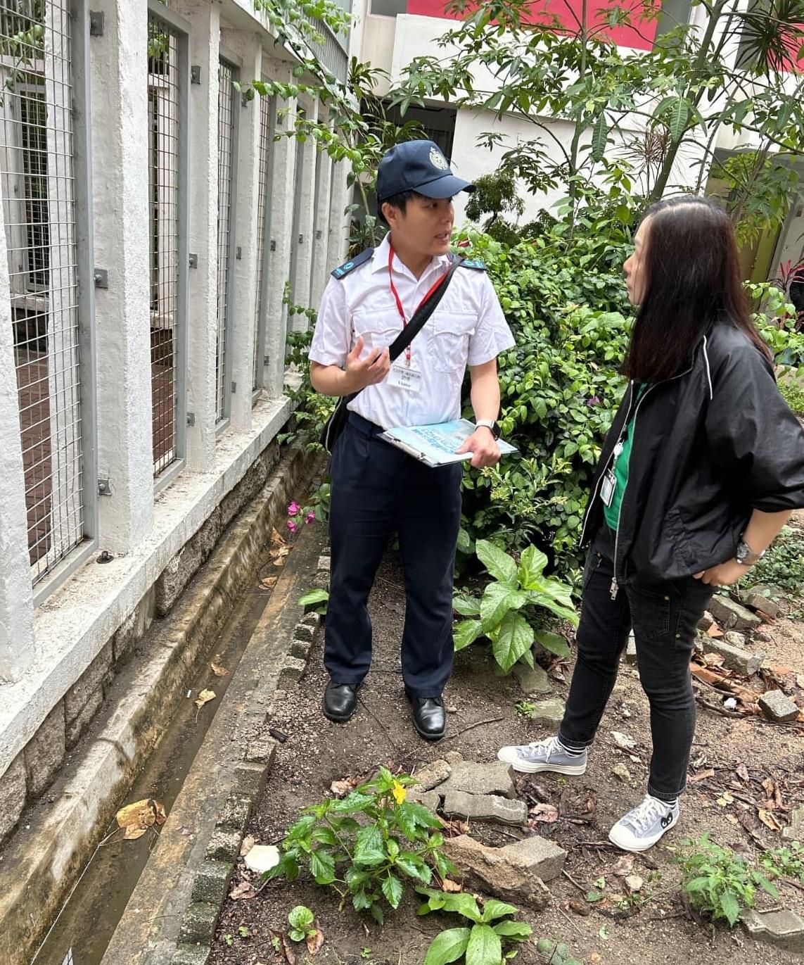 The Food and Environmental Hygiene Department (FEHD) today (May 5) released the sixth batch of gravidtrap indexes and density indexes for Aedes albopictus in April, covering 15 survey areas. Photo shows an FEHD staff member inspecting a school in San Po Kong, Wong Tai Sin District, reminding the school's staff member to ensure clearance of surface channels to prevent water accumulation.