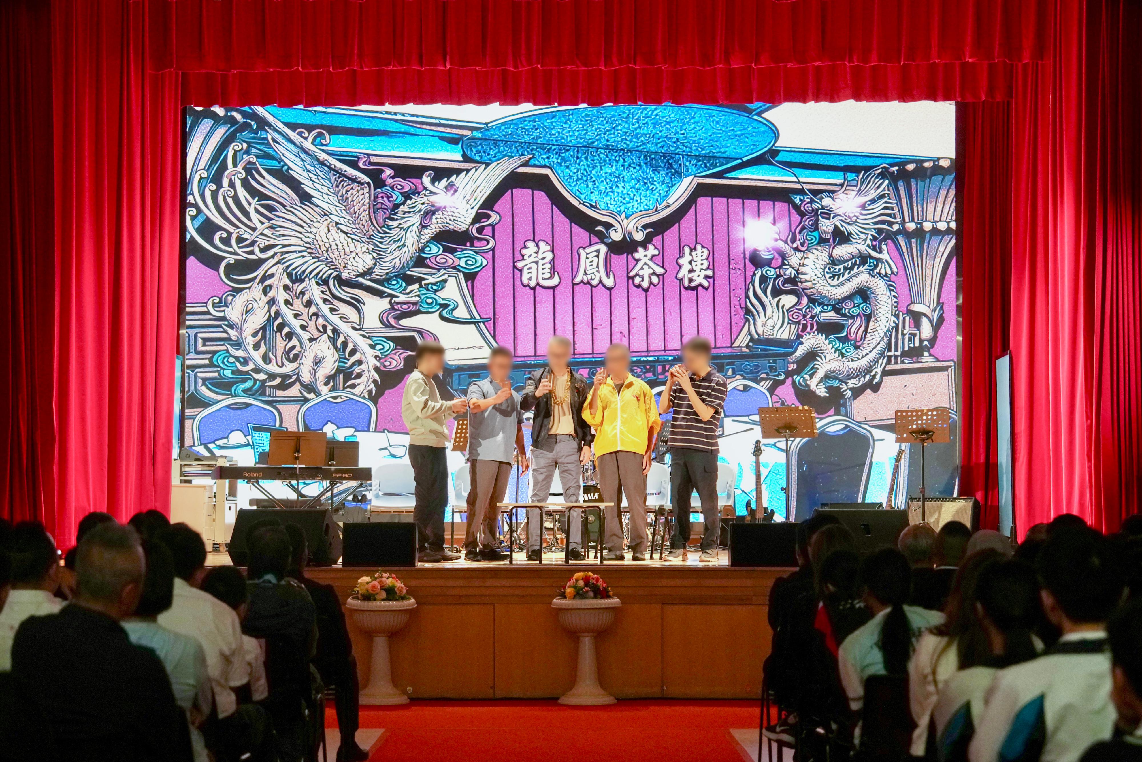 The Correctional Services Department invited more than 300 teachers and students from 10 secondary schools to attend a "Creation and Rehabilitation" drama and music performance by persons in custody under the Correctional Services Pioneer Project at Stanley Prison today (May 6). Photo shows the spectacular drama performance.