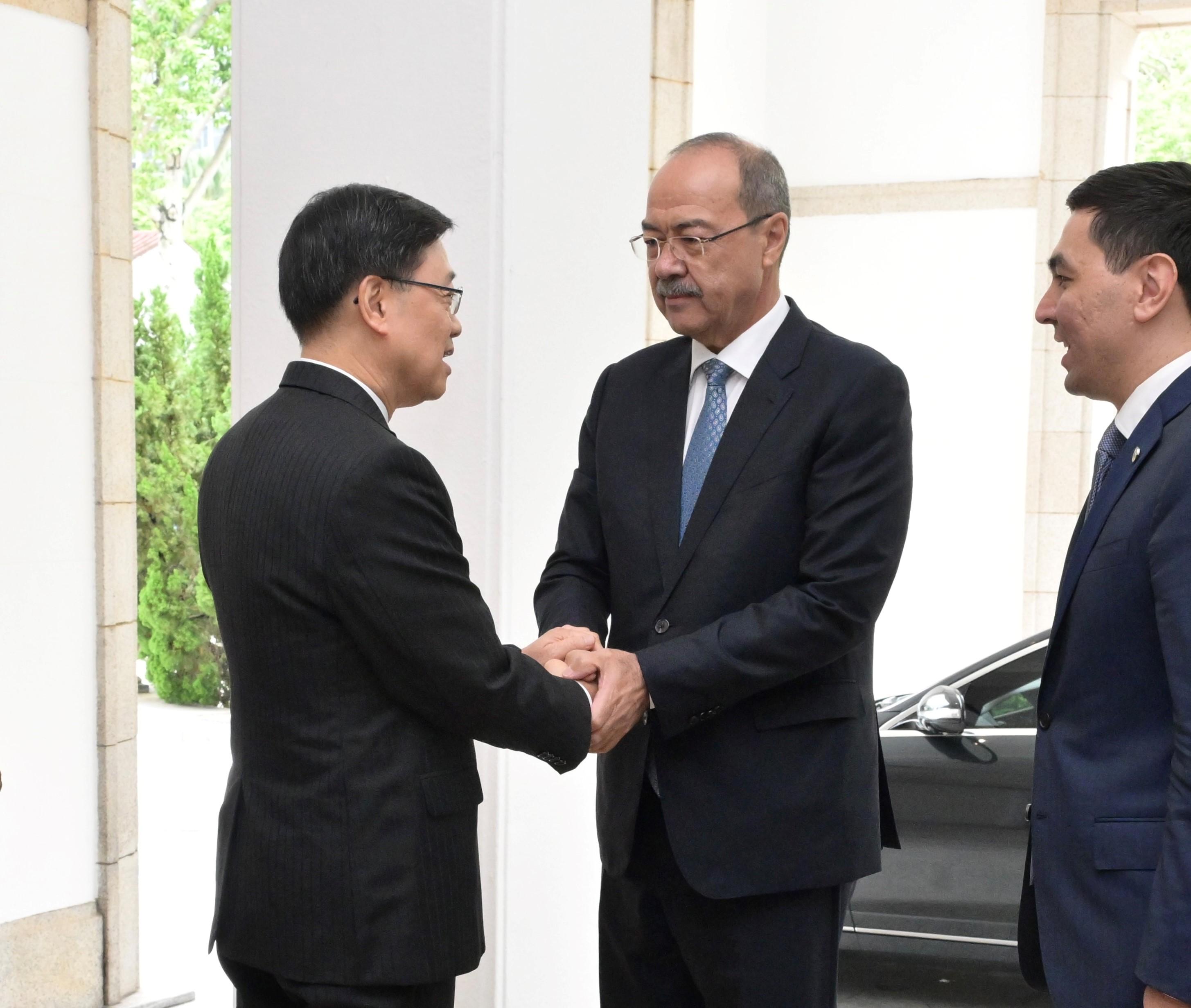 The Chief Executive, Mr John Lee (left), meets with the visiting Prime Minister of Uzbekistan, Mr Abdulla Nigmatovich Aripov (centre), at Government House today (May 6).