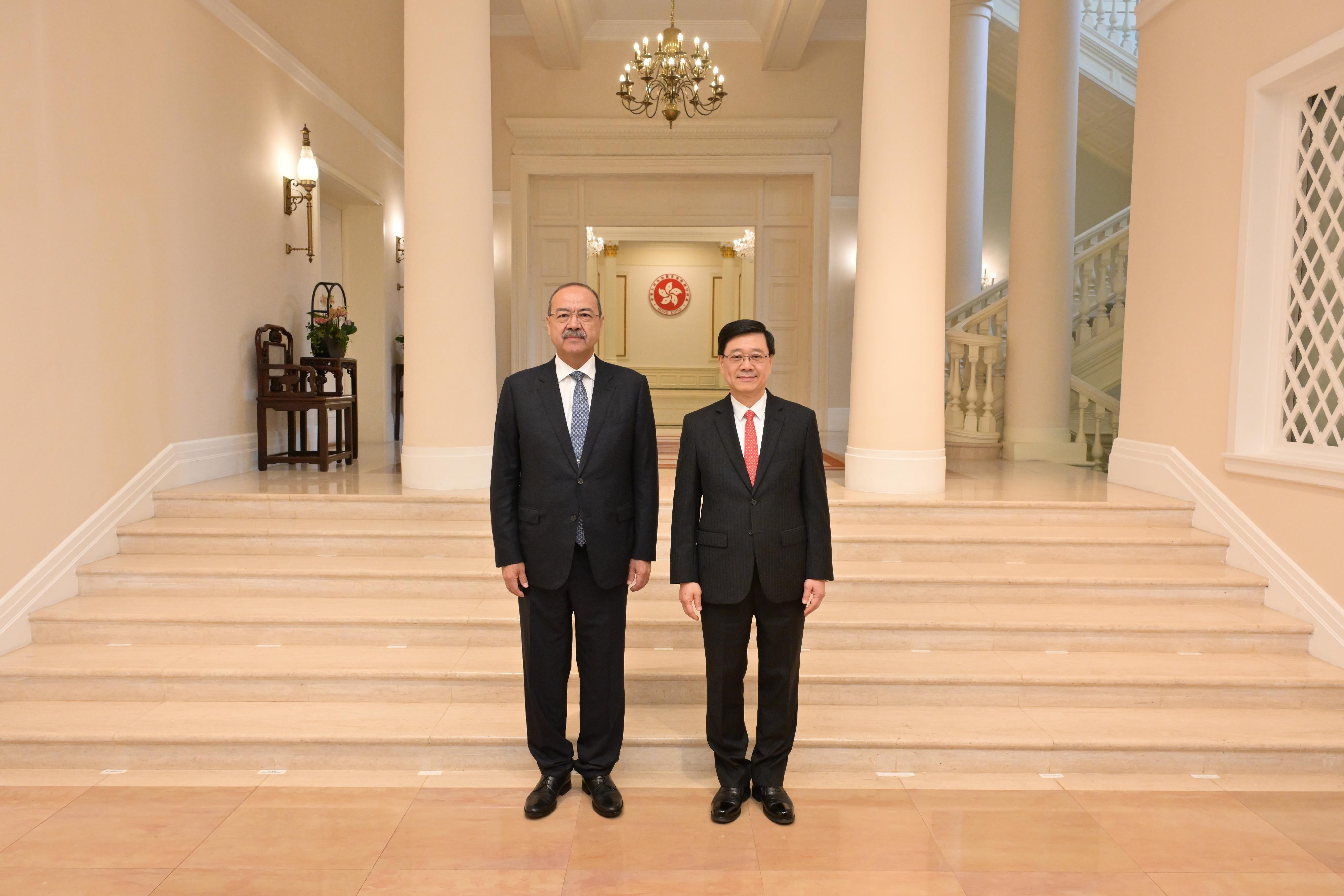 The Chief Executive, Mr John Lee (right), meets with the visiting Prime Minister of Uzbekistan, Mr Abdulla Nigmatovich Aripov (left), at Government House today (May 6).