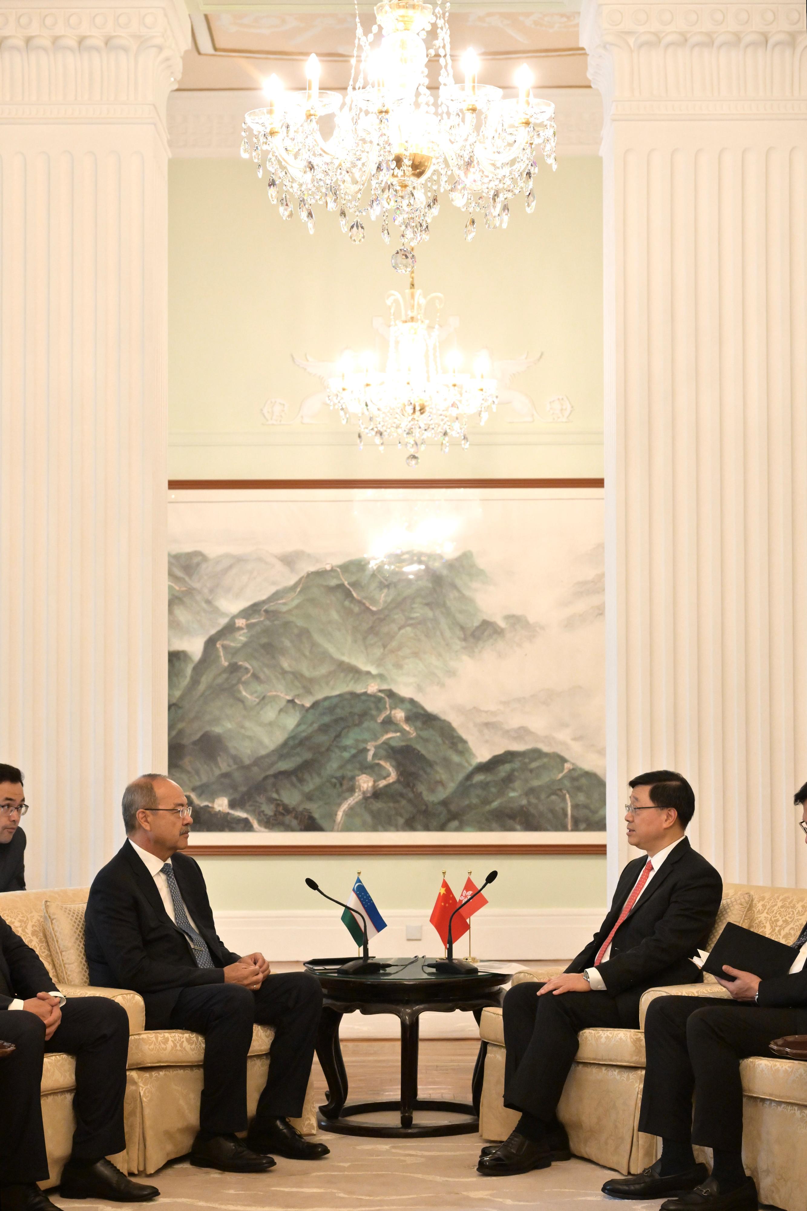 The Chief Executive, Mr John Lee, met with the visiting Prime Minister of Uzbekistan, Mr Abdulla Nigmatovich Aripov, at Government House today (May 6). Photo shows Mr Lee (right) and Mr Aripov (left) exchanging views on issues of mutual concern at Government House.