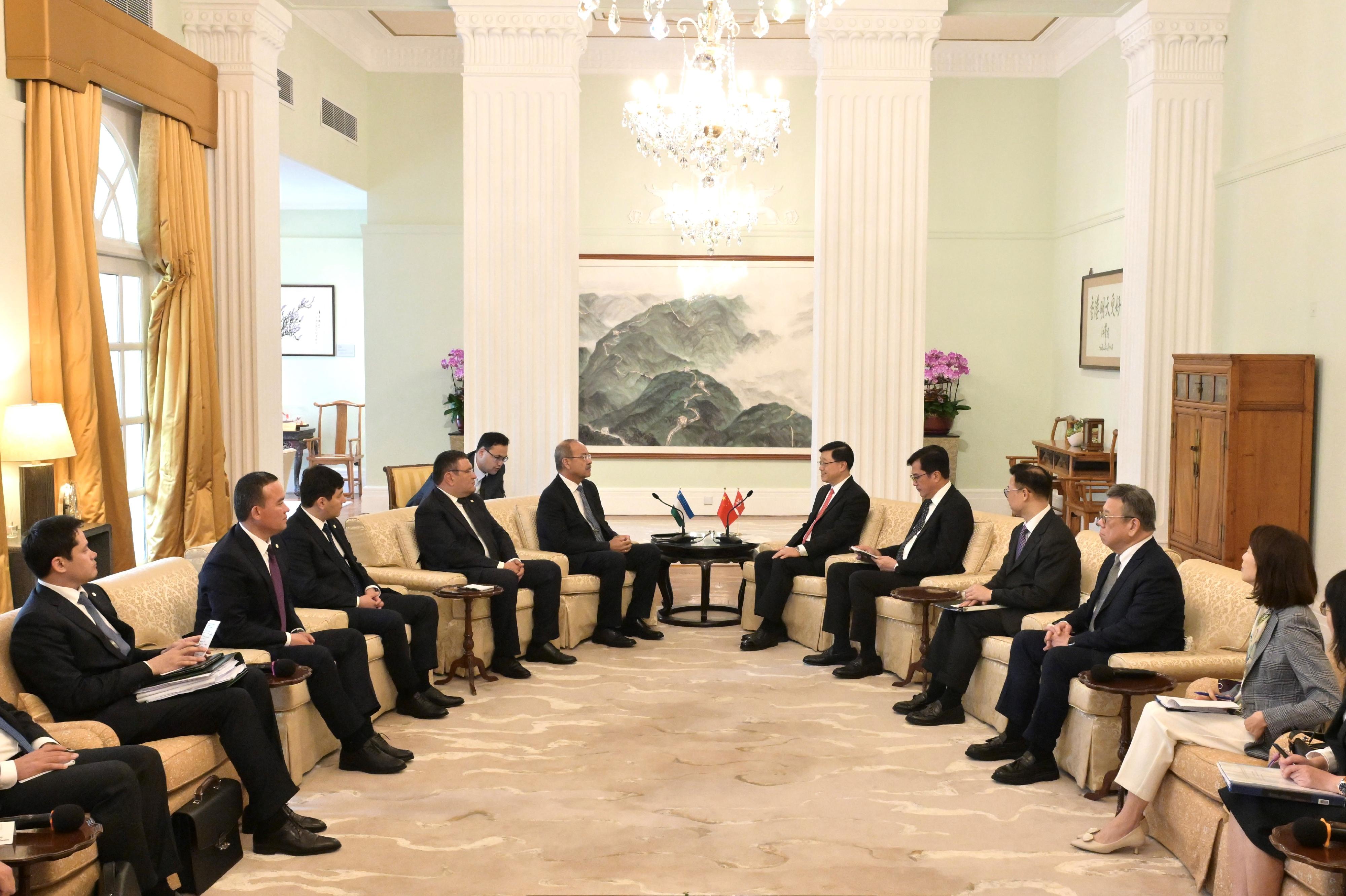 The Chief Executive, Mr John Lee, met with the visiting Prime Minister of Uzbekistan, Mr Abdulla Nigmatovich Aripov, at Government House today (May 6). Photo shows Mr Lee (fifth right) and Mr Aripov (fifth left) exchanging views on issues of mutual concern at Government House.
