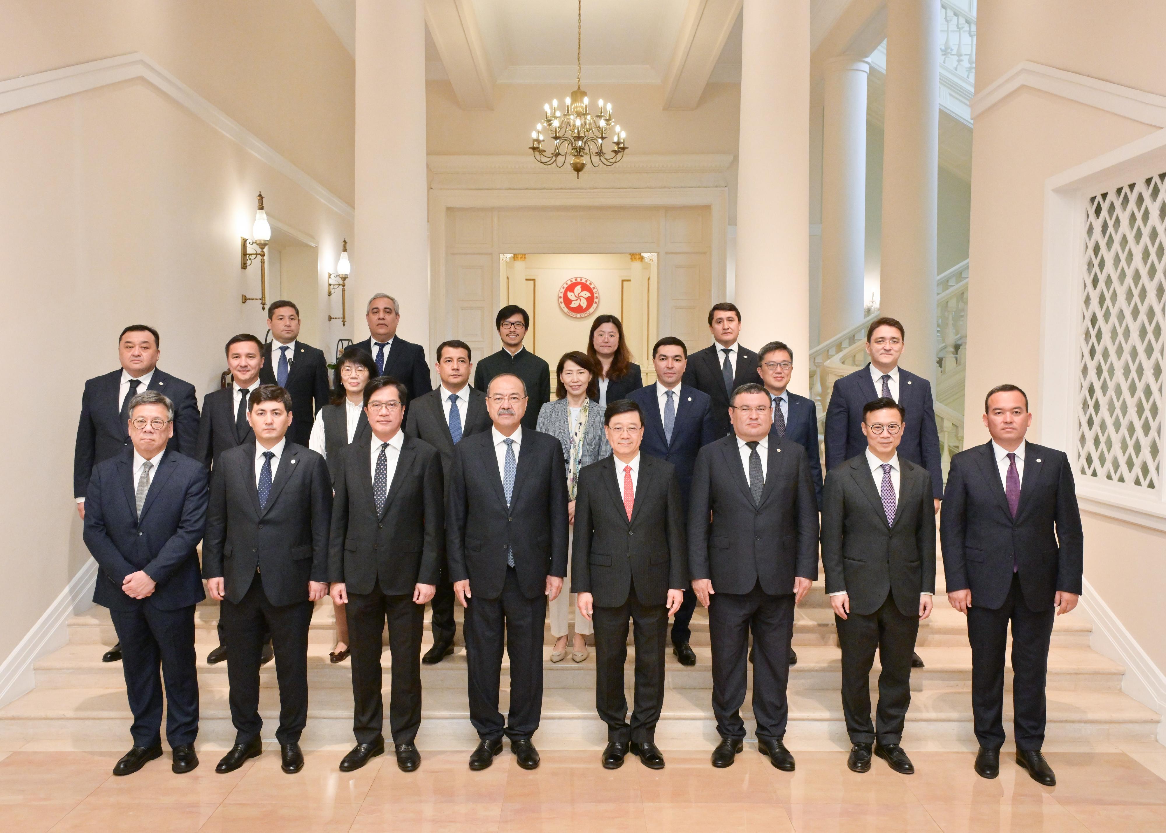 行政長官李家超（第一排右四）今日（五月六日）在禮賓府與訪港的烏茲別克斯坦總理阿卜杜拉‧尼格馬托維奇‧阿里波夫（第一排左四）會面。