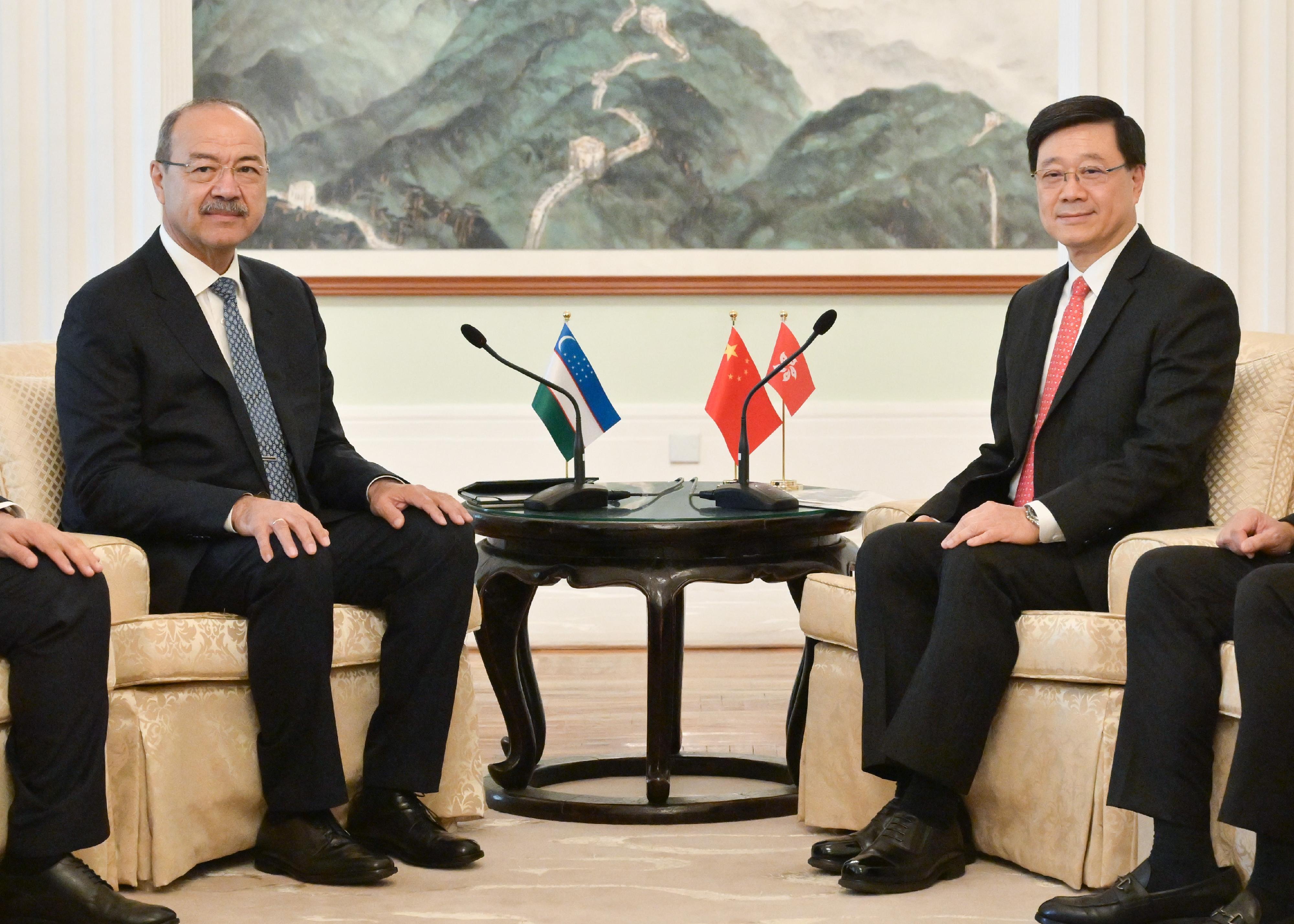 行政長官李家超今日（五月六日）在禮賓府與訪港的烏茲別克斯坦總理阿卜杜拉‧尼格馬托維奇‧阿里波夫會面。圖示李家超（右）在禮賓府與阿里波夫（左）會面，就雙方關注的議題交換意見。