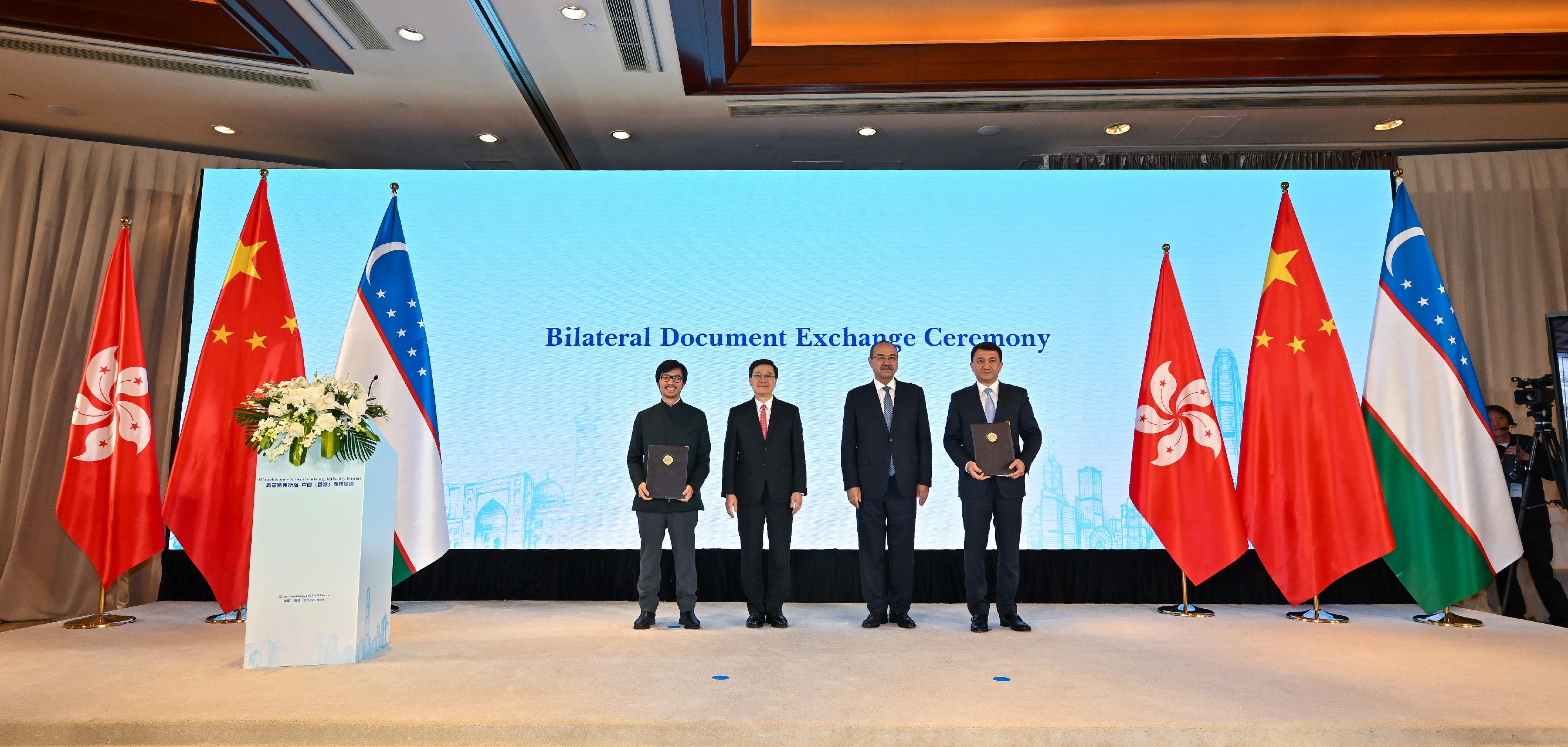 The Chief Executive, Mr John Lee, attended the Uzbekistan-China (Hong Kong) Economic Forum today (May 6). Photo shows Mr Lee (second left) and the Prime Minister of Uzbekistan, Mr Abdulla Nigmatovich Aripov (second right), at the Bilateral Document Exchange Ceremony.