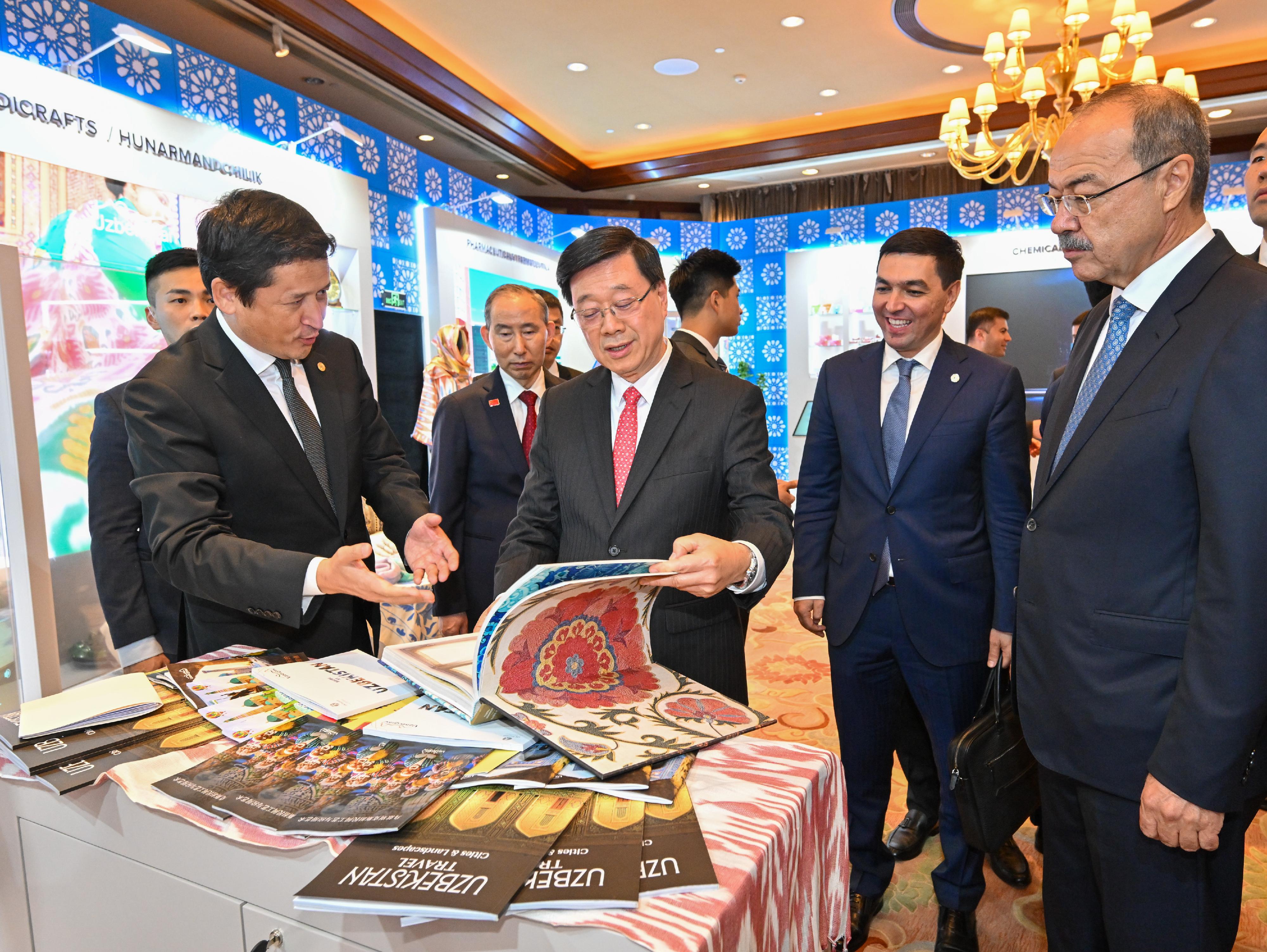 The Chief Executive, Mr John Lee, attended the Uzbekistan-China (Hong Kong) Economic Forum today (May 6). Photo shows Mr Lee (third right) and the visiting Prime Minister of Uzbekistan, Mr Abdulla Nigmatovich Aripov (first right), touring the exhibition.