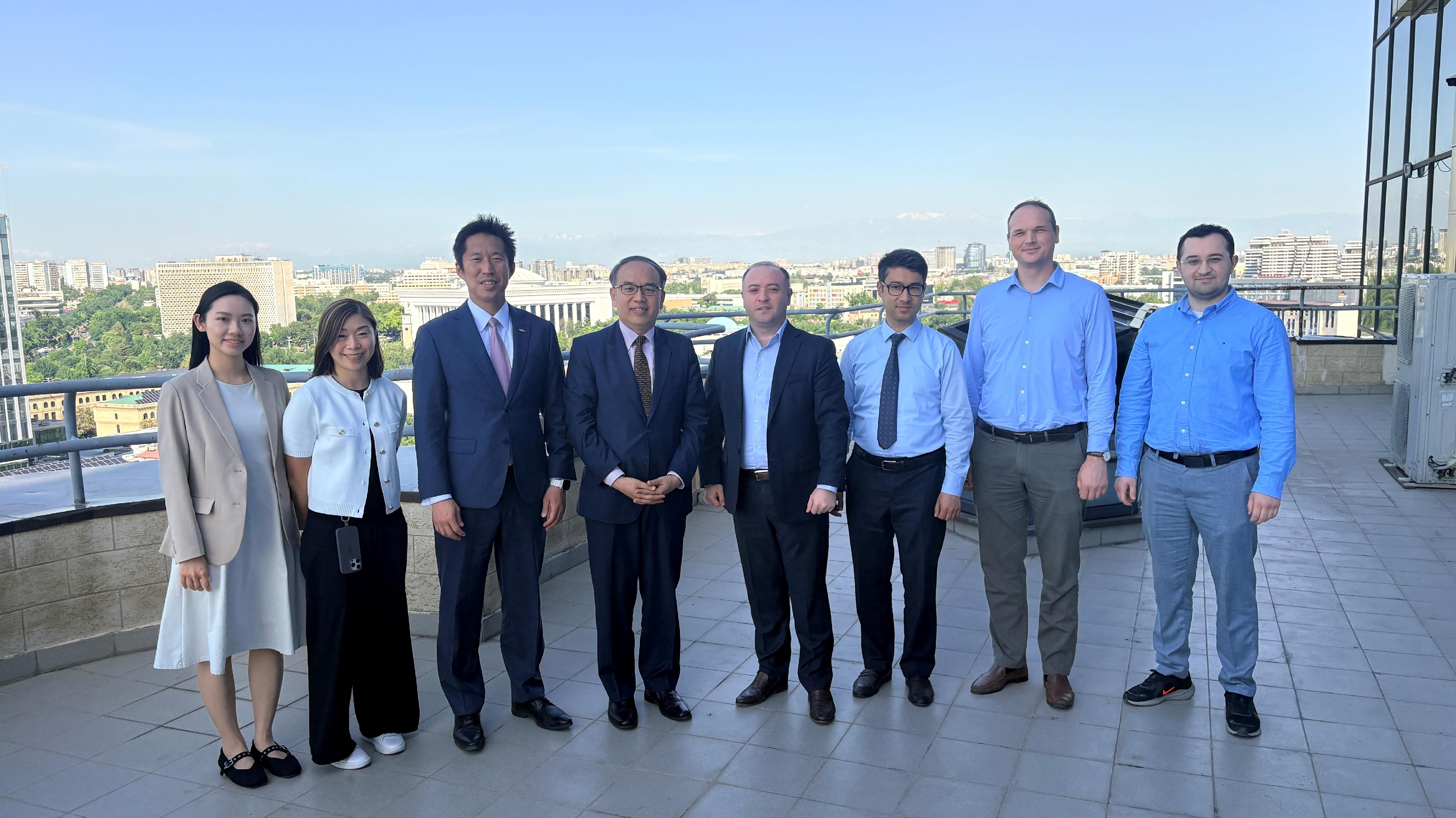 財經事務及庫務局局長許正宇於五月六日（塔什干時間）在烏茲別克斯坦首都塔什干，到訪當地中央銀行。圖示許正宇（左四）與烏茲別克斯坦中央銀行國際儲備管理部副主任Kamol Alimukhamedov（右四）於會面後合照。旁為香港駐柏林經濟貿易辦事處處長黃文忠（左三）。
