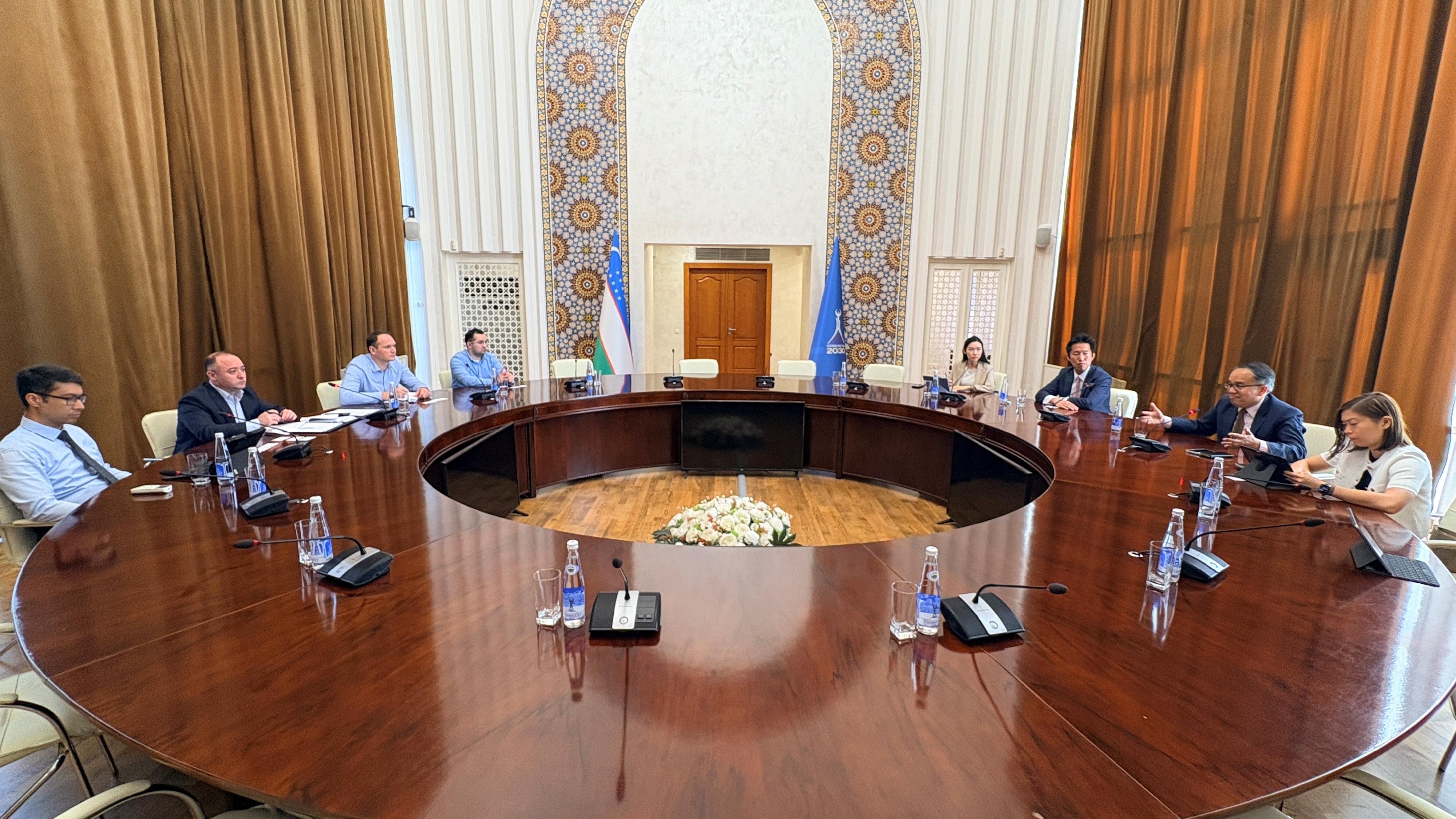 The Secretary for Financial Services and the Treasury, Mr Christopher Hui, called on Central Bank of Uzbekistan  on May 6 (Tashkent time) in Tashkent, the capital of Uzbekistan. Photo shows Mr Hui (second right) meeting with the Deputy Director of the International Reserves Management Department of the Central Bank of Uzbekistan, Mr Kamol Alimukhamedov (second left), highlighting that Hong Kong is pressing ahead with the development of a gold trading market highly aligned with the international market, including establishing at full steam a gold central clearing system in Hong Kong for commencing trial operations within this year.