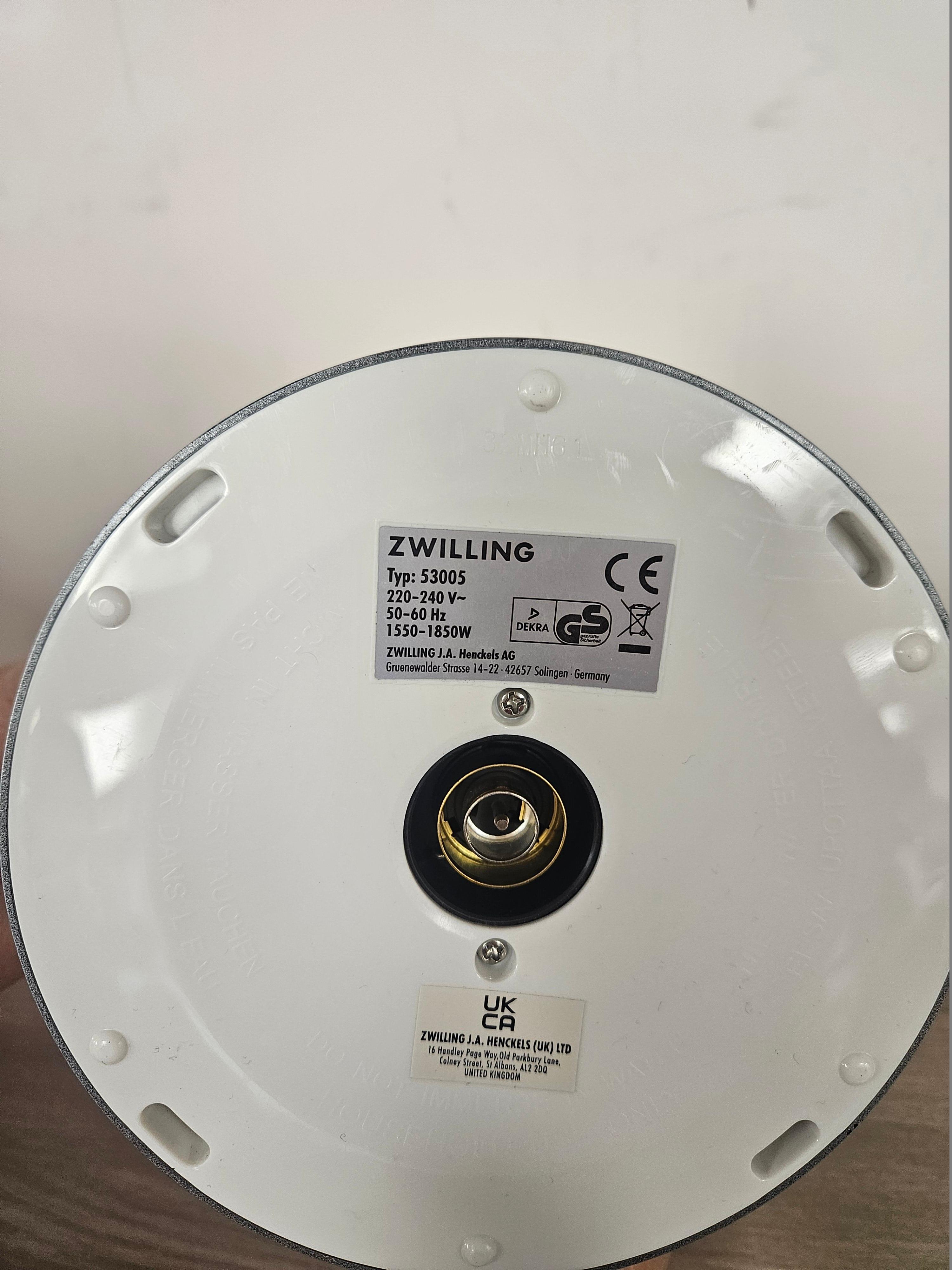 機電工程署今日（五月七日）呼籲市民停用一款「ZWILLING」牌電熱水壺（型號：53005）。圖示該款電熱水壺底部的產品標籤。