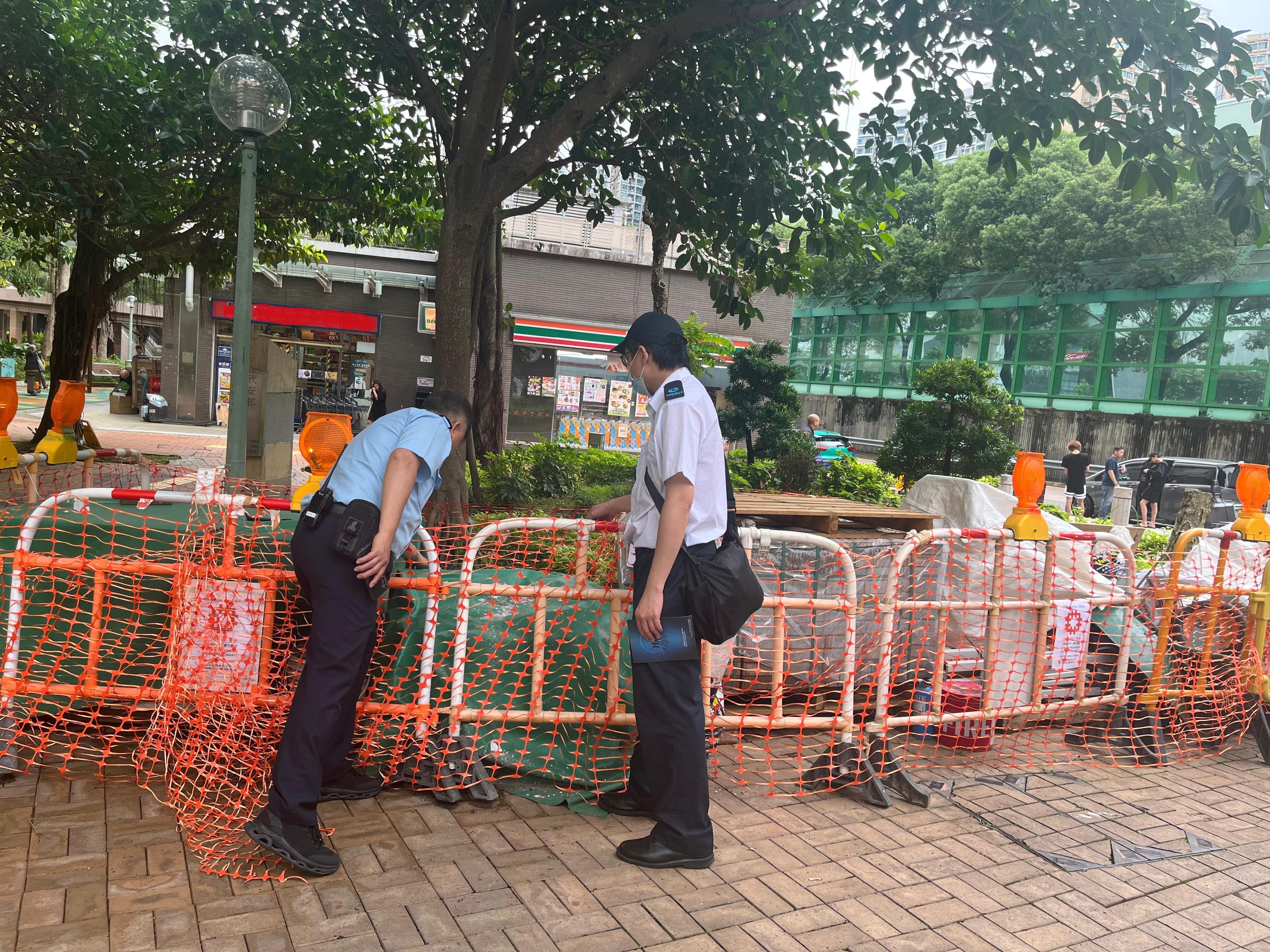 The Food and Environmental Hygiene Department (FEHD) today (May 7) released the seventh batch of gravidtrap indexes and density indexes for Aedes albopictus in April, covering five survey areas. Photo shows an FEHD staff member inspecting a public housing estate in Ma On Shan, Sha Tin District. Following the discovery of stagnant water in the public housing estate, a statutory notice has been issued to the relevant estate management company, requiring the clearance of such item within a specified timeframe.