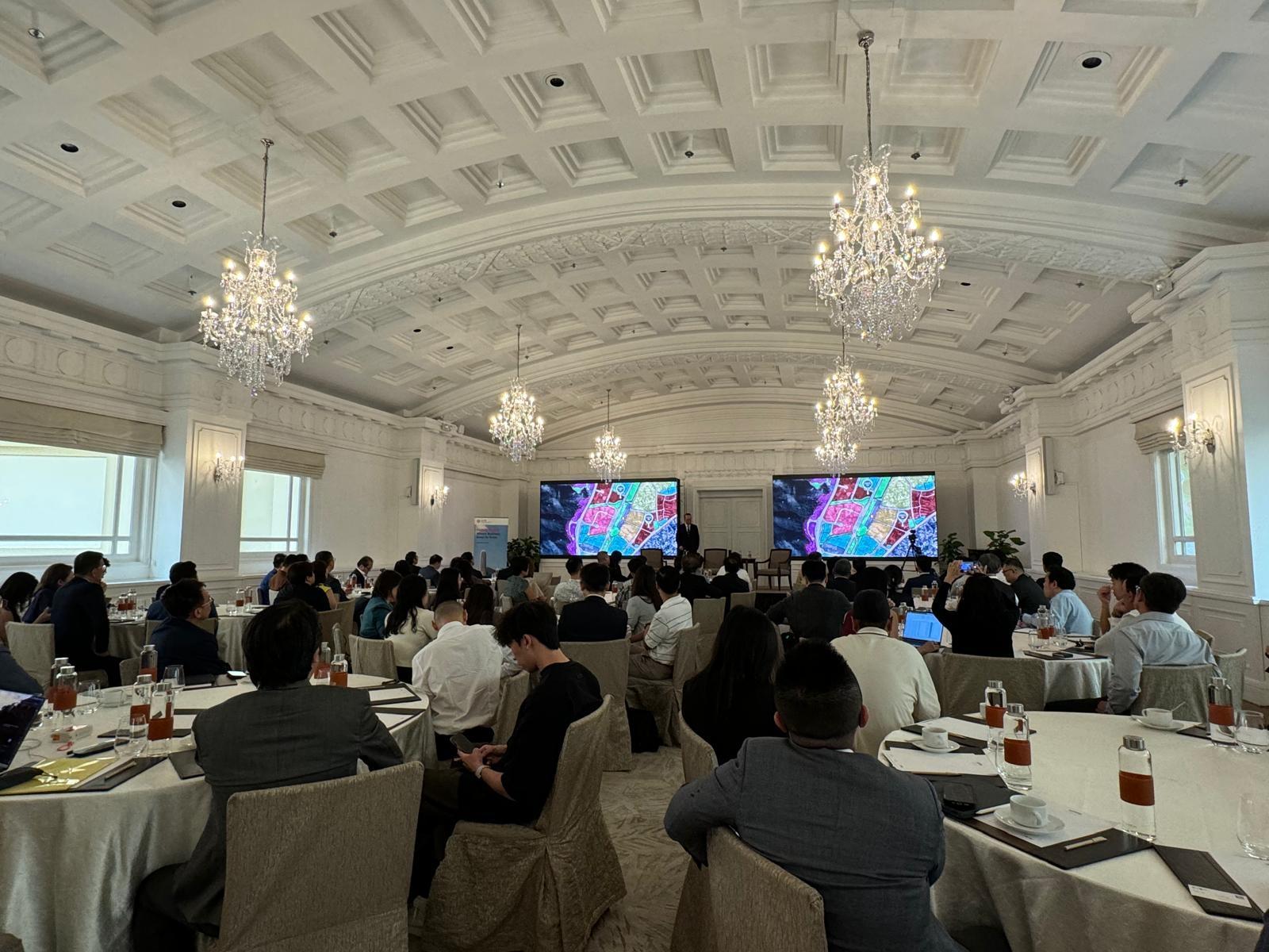 The Hong Kong Economic and Trade Office in Singapore hosted a seminar today (May 7) titled "Discover Northern Metropolis - Hong Kong's New Growth Engine" to introduce the Northern Metropolis to the business community in Singapore and highlight the opportunities it offers to overseas investors and enterprises. Co-organised by Invest Hong Kong and the Hong Kong Trade Development Council, and supported by the Singapore Business Federation and the Singapore International Chamber of Commerce, the seminar attracted more than 100 participants from a wide range of sectors, including innovation and technology, logistics, real estate, etc. 