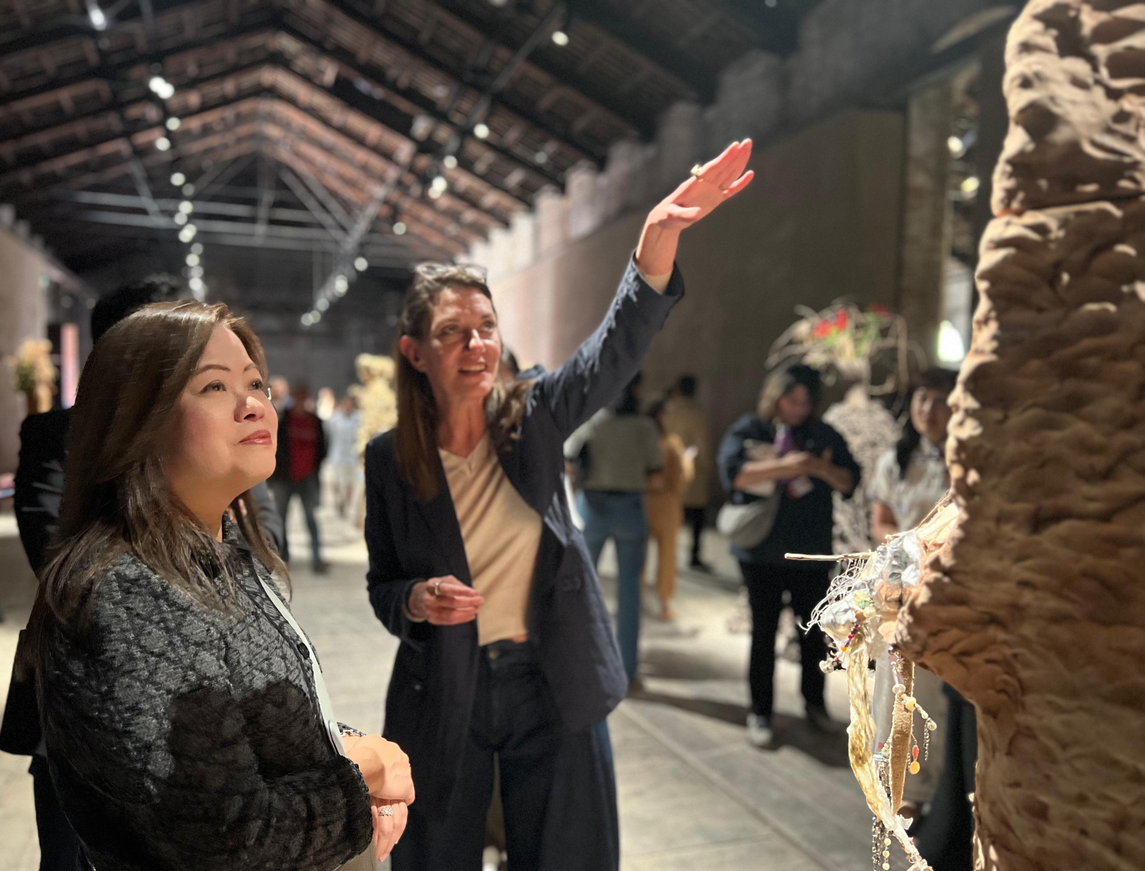 The Secretary for Culture, Sports and Tourism, Miss Rosanna Law, began her visit to Venice, Italy. Photo shows Miss Law (left) visiting the Italian Pavilion at the 61st International Art Exhibition - La Biennale di Venezia (Venice Biennale) and being briefed by a staff member on May 7 (Venice time) at the Arsenale.
