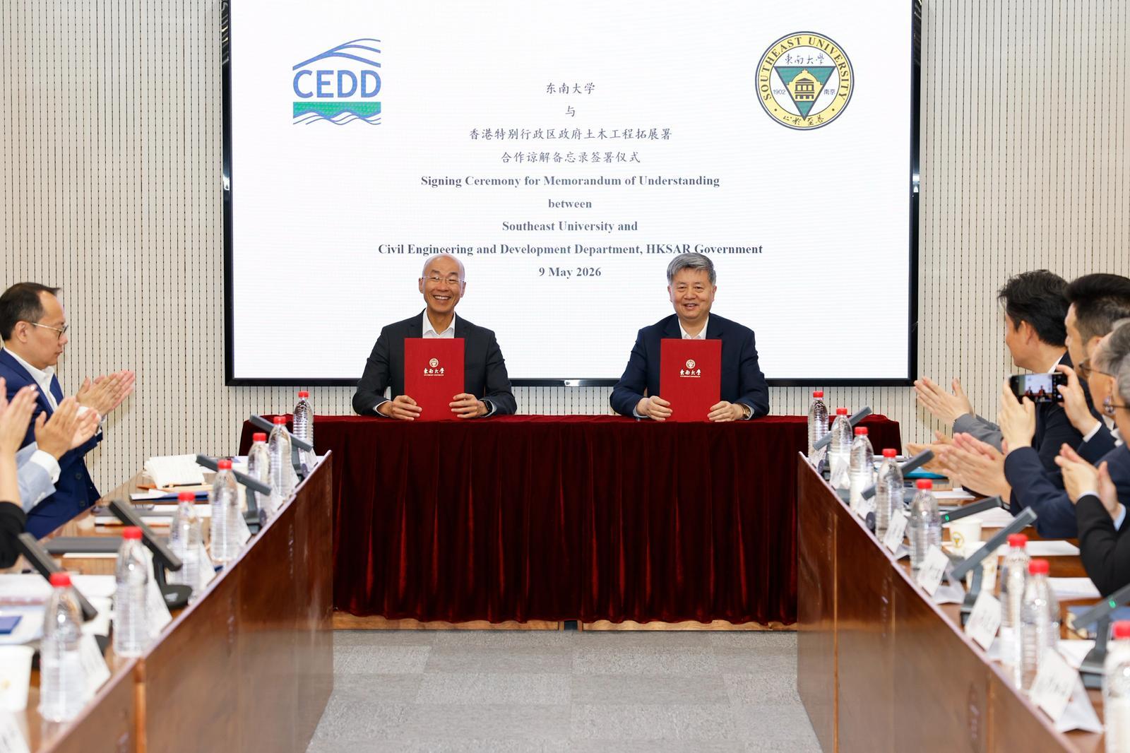 The Civil Engineering and Development Department and the Southeast University (SEU) signed a three-year Memorandum of Understanding in Nanjing today (May 9). Photo shows the Director of Civil Engineering and Development, Mr Michael Fong (left), and the President of the SEU, Professor Sun Youhong (right), at the signing ceremony.
