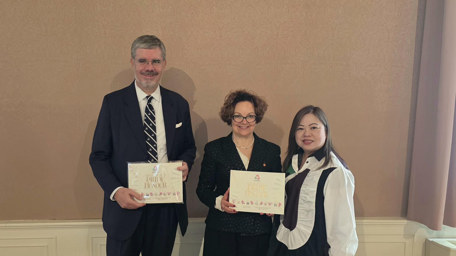 The Secretary for Culture, Sports and Tourism, Miss Rosanna Law (right), met with the Ambassador of Italy to the People's Republic of China, Dr Massimo Ambrosetti (left), and the Rector of the Ca' Foscari University of Venice, Professor Tiziana Lippiello (centre), in Venice, Italy, on May 8 (Venice time).