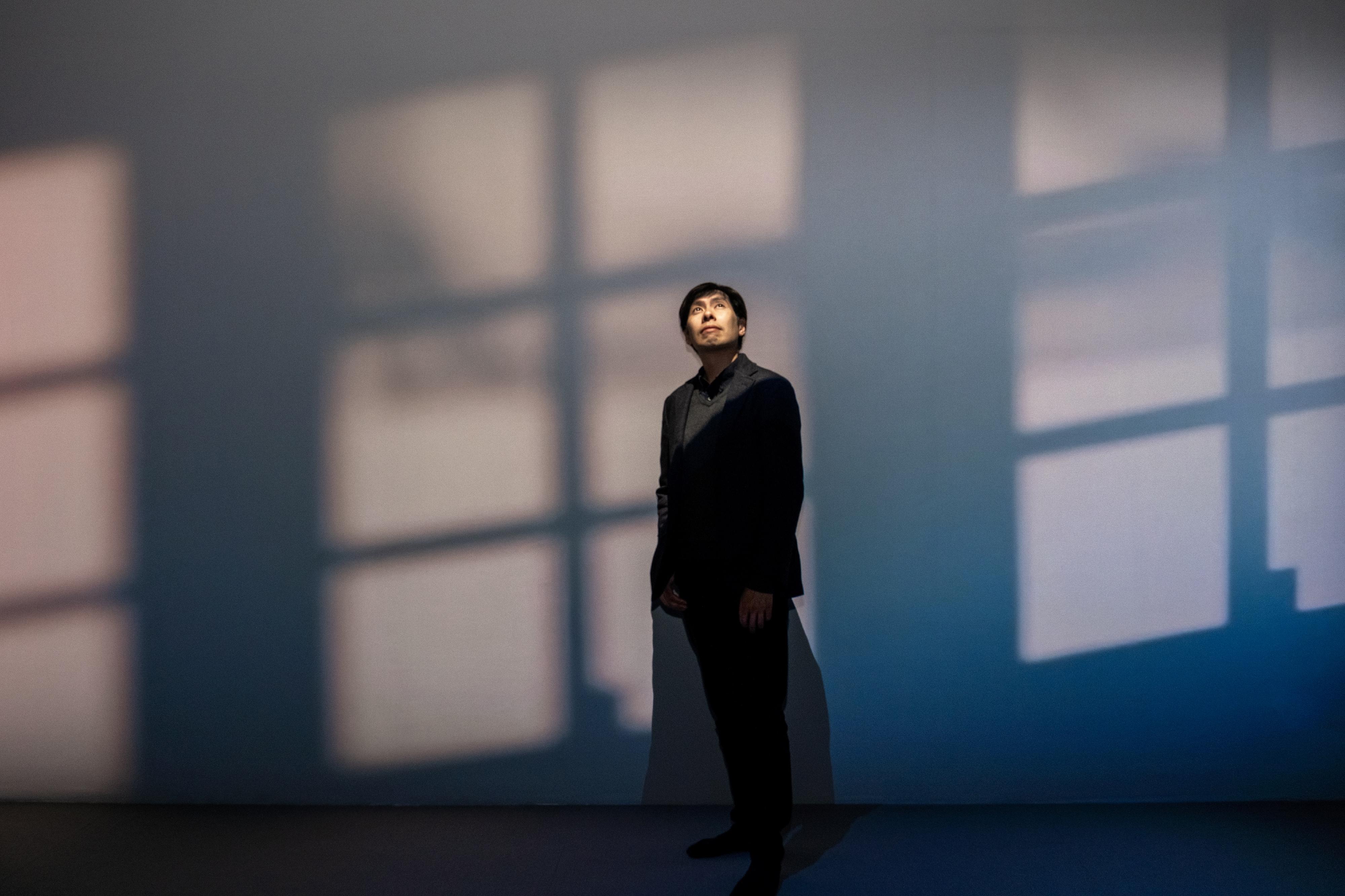"Fermata: Hong Kong in Venice" Collateral Event of the 61st International Art Exhibition - La Biennale di Venezia in Italy runs from today (May 9) to November 22. Photo shows Hong Kong artist Kingsley Ng and his artwork
"Laundry Nocturne".
