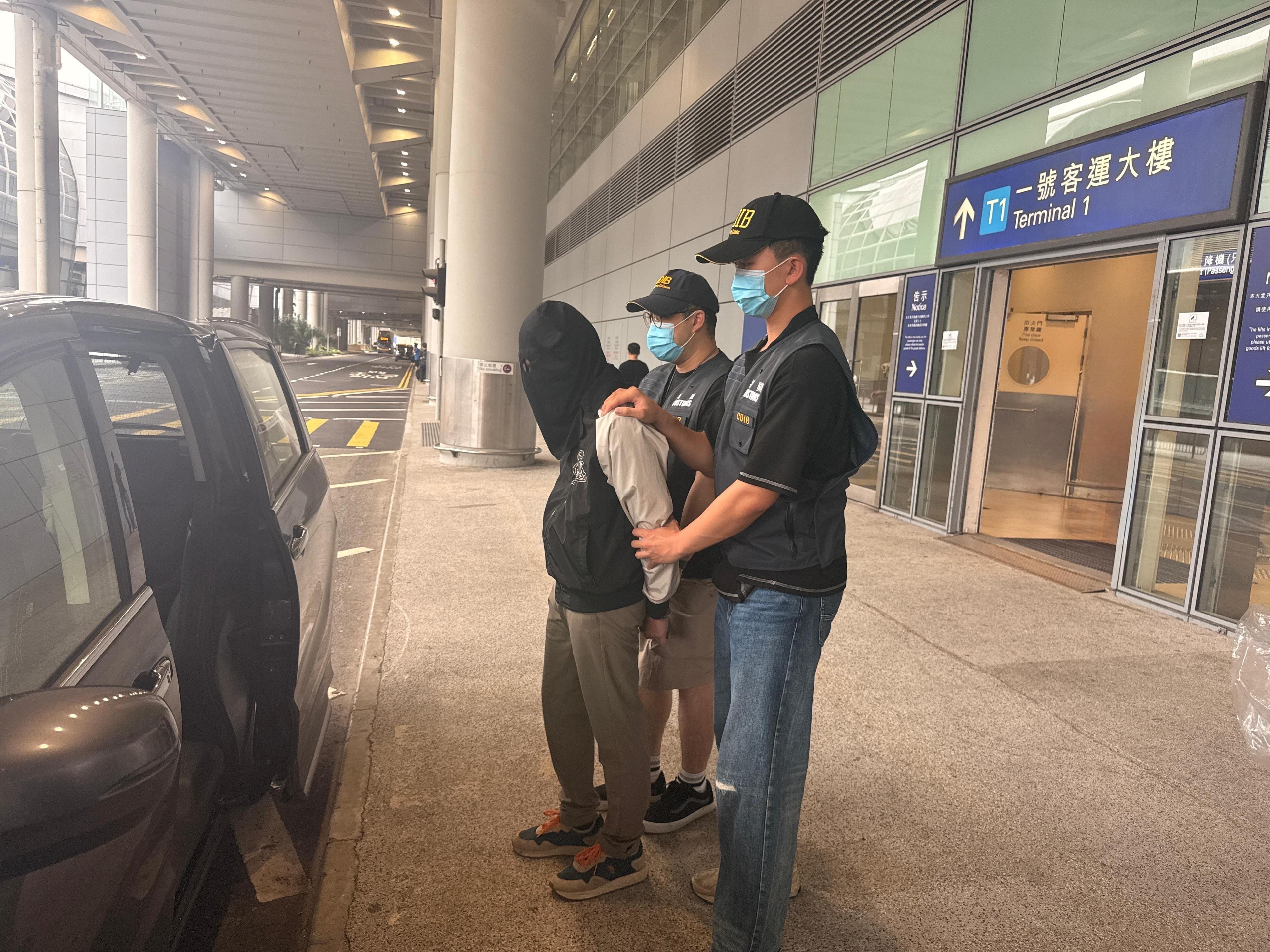 Hong Kong Customs yesterday (May 8) detected a drug trafficking case involving baggage concealment at Hong Kong International Airport and seized about 7 kilograms of suspected cannabis buds with an estimated market value of about $1.3 million.  Photo shows the arrested man (first left) involved in the case.