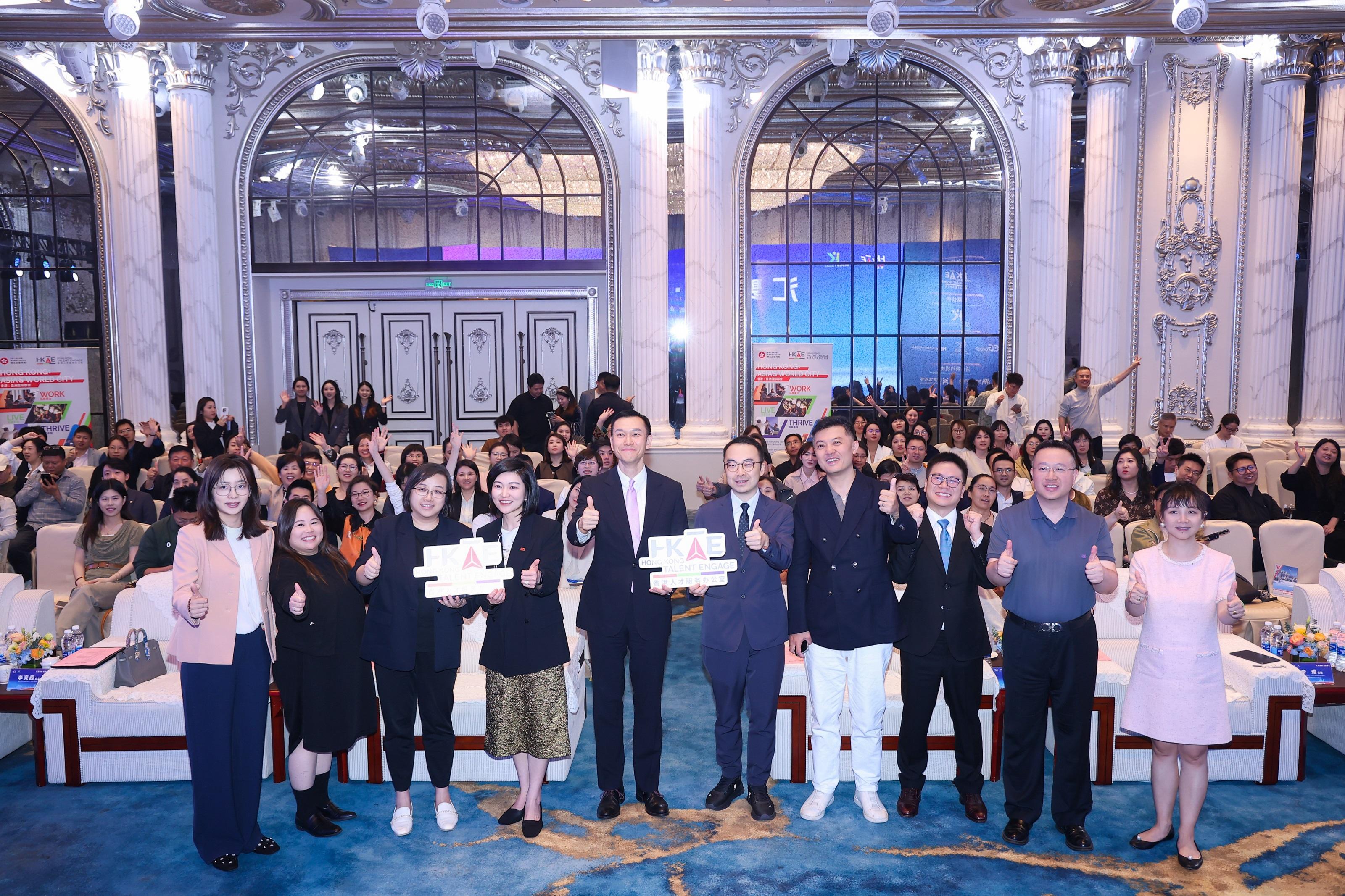 香港人才服務辦公室總監陳海勁(前排左五)五月八日率領代表團於杭州舉辦宣講會,向當地人才和企業家介紹香港的獨特優勢和產業機遇,並了解他們的發展願景。