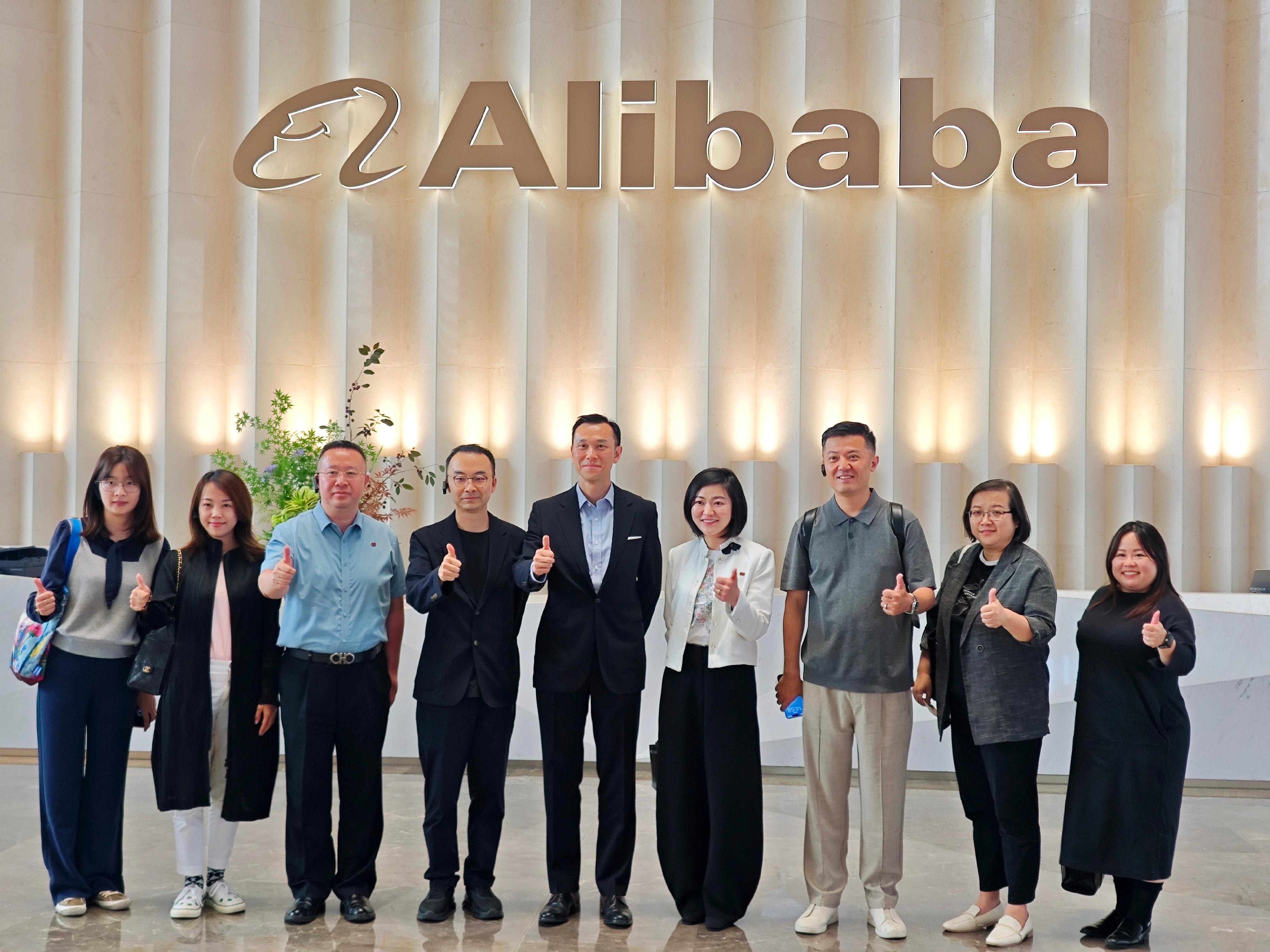 A Hong Kong Talent Engage (HKTE) delegation toured the headquarters of Alibaba Group in Hangzhou on May 7 to learn about the latest developments in the group's cutting-edge technologies. Photo shows the Director of HKTE, Mr Felix Chan (centre), and delegation members outside the group's headquarters.
