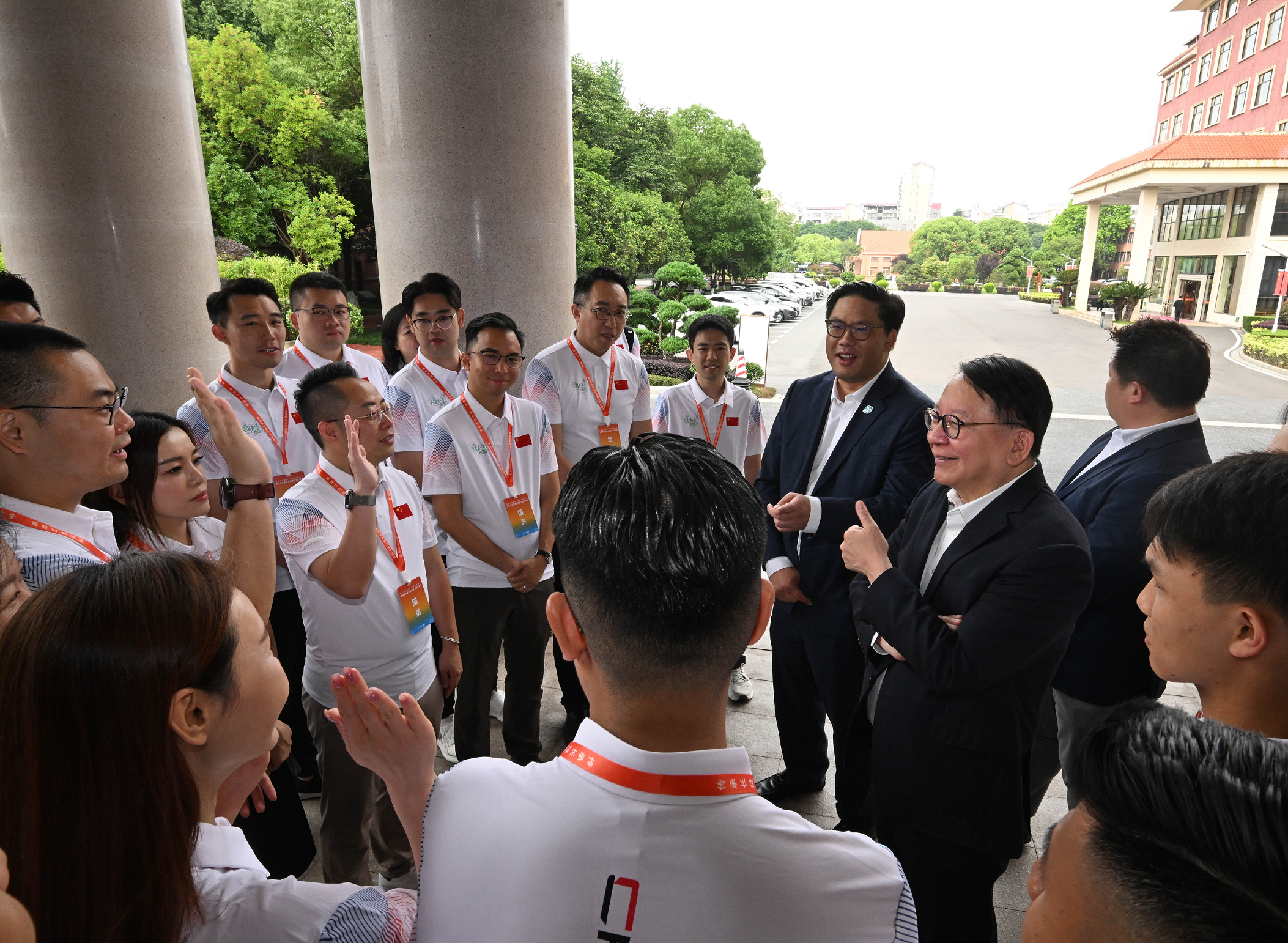 政務司司長陳國基昨日(五月十日)抵達江西省瑞金市,並於今日(五月十一日)出席「傳承長征精神 賡續紅色血脈」— 港澳青年重走長征路系列交流活動啓動儀式。在民政及青年事務局副局長梁宏正(右四)陪同下,陳國基(右三)在啓動儀式前與香港青年代表交流。