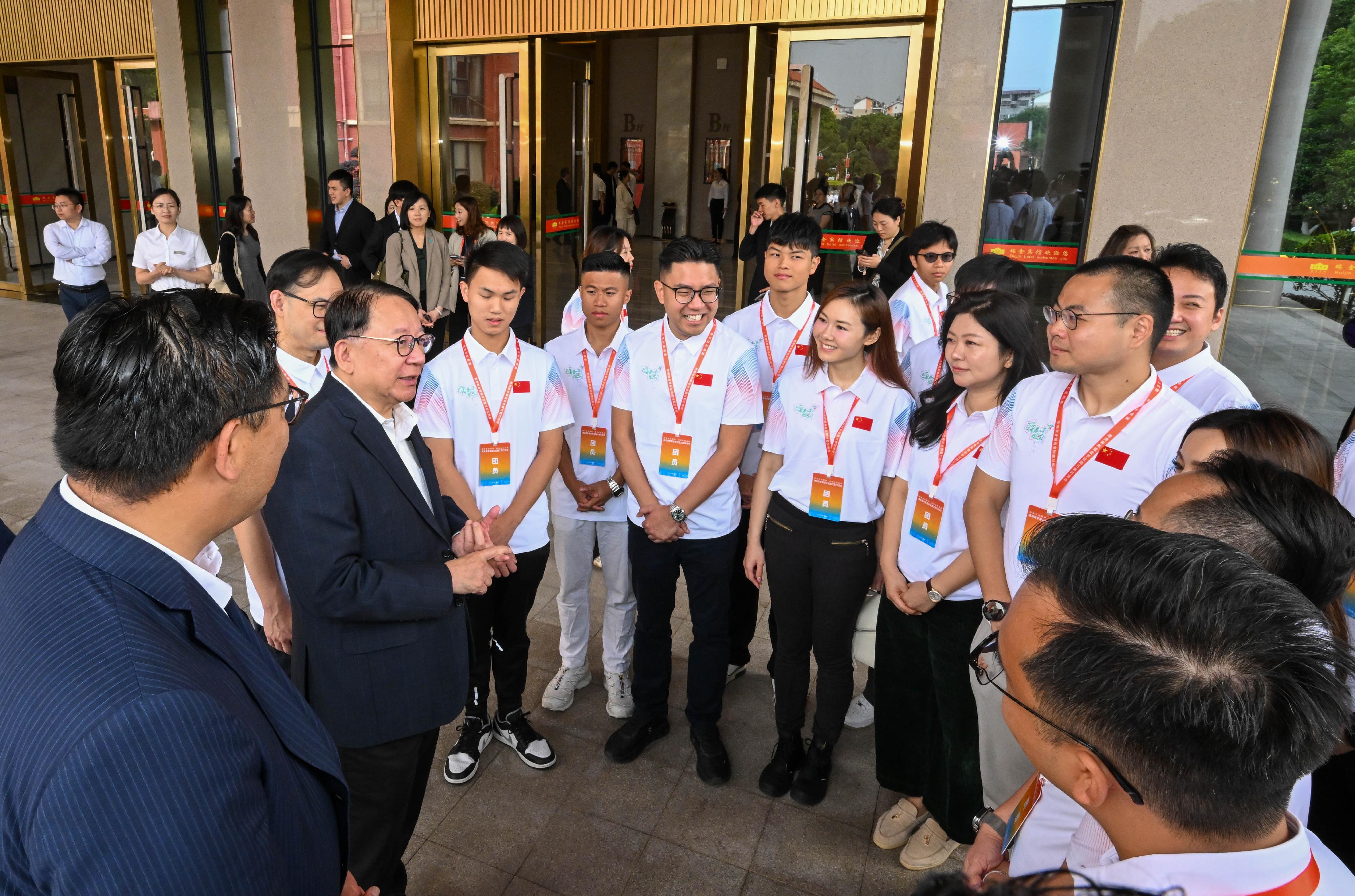 政務司司長陳國基昨日(五月十日)抵達江西省瑞金市,並於今日(五月十一日)出席「傳承長征精神 賡續紅色血脈」— 港澳青年重走長征路系列交流活動啓動儀式。在民政及青年事務局副局長梁宏正(左一)陪同下,陳國基(左二)在啓動儀式前與香港青年代表交流。