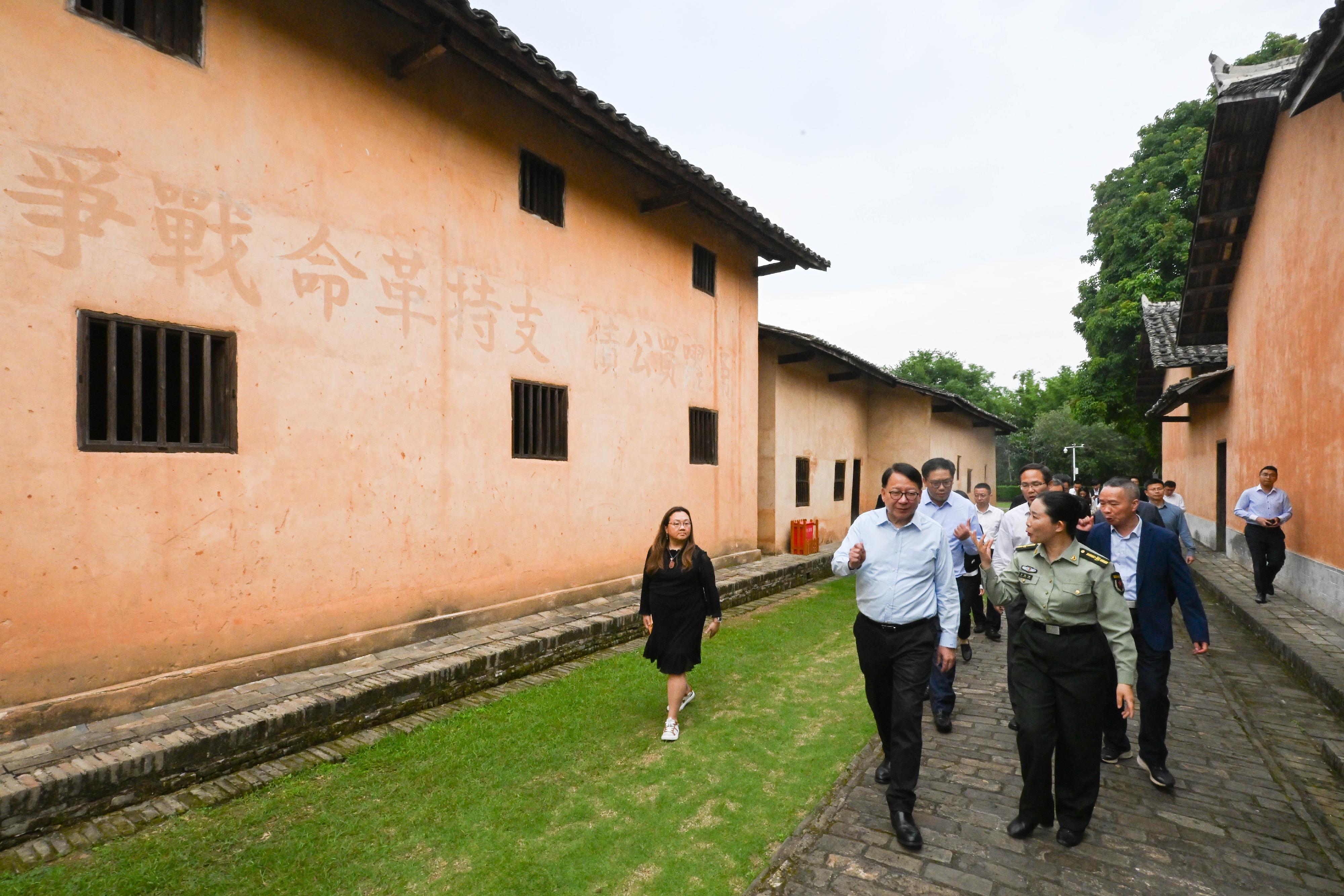 The Chief Secretary for Administration, Mr Chan Kwok-ki, arrived in Ruijin, Jiangxi Province, yesterday (May 10). Photo shows Mr Chan (second left), accompanied by the Under Secretary for Home and Youth Affairs, Mr Clarence Leung (third left), touring the Yeping Revolutionary Sites.