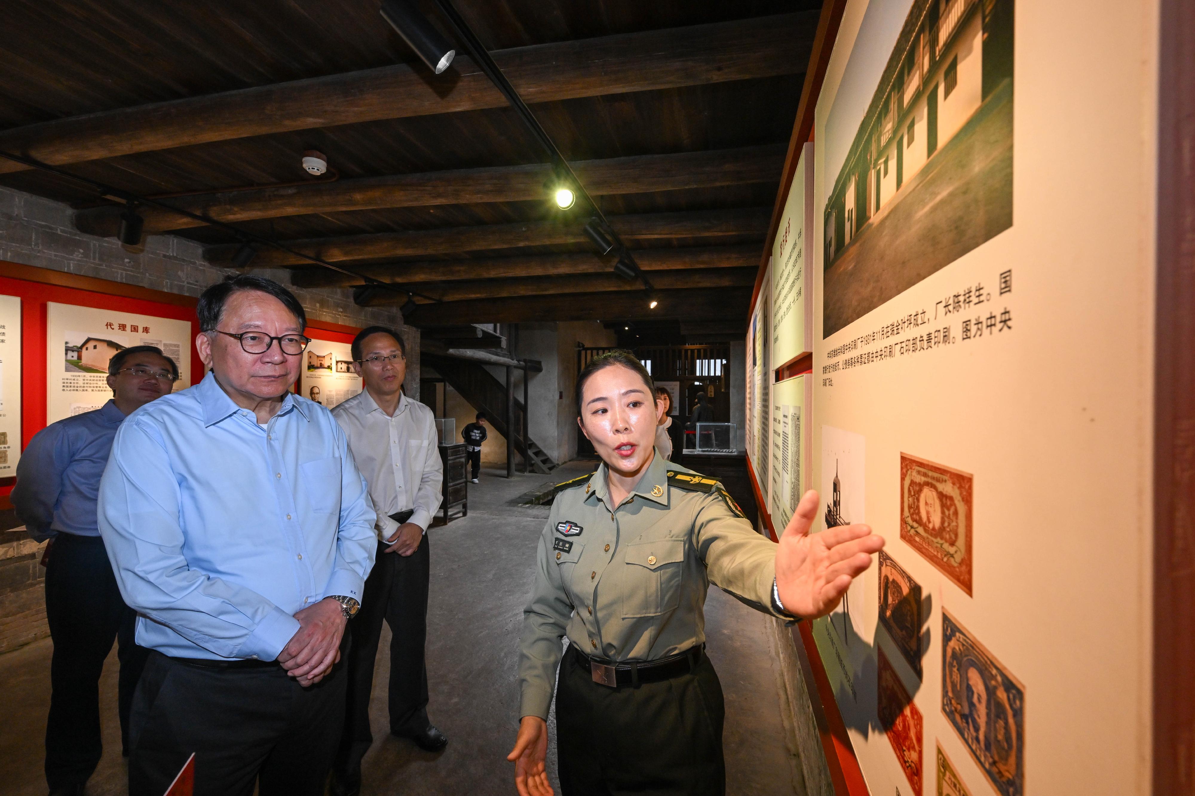The Chief Secretary for Administration, Mr Chan Kwok-ki, arrived in Ruijin, Jiangxi Province, yesterday (May 10). Photo shows Mr Chan (second left) touring the Yeping Revolutionary Sites and being briefed by a staff member.