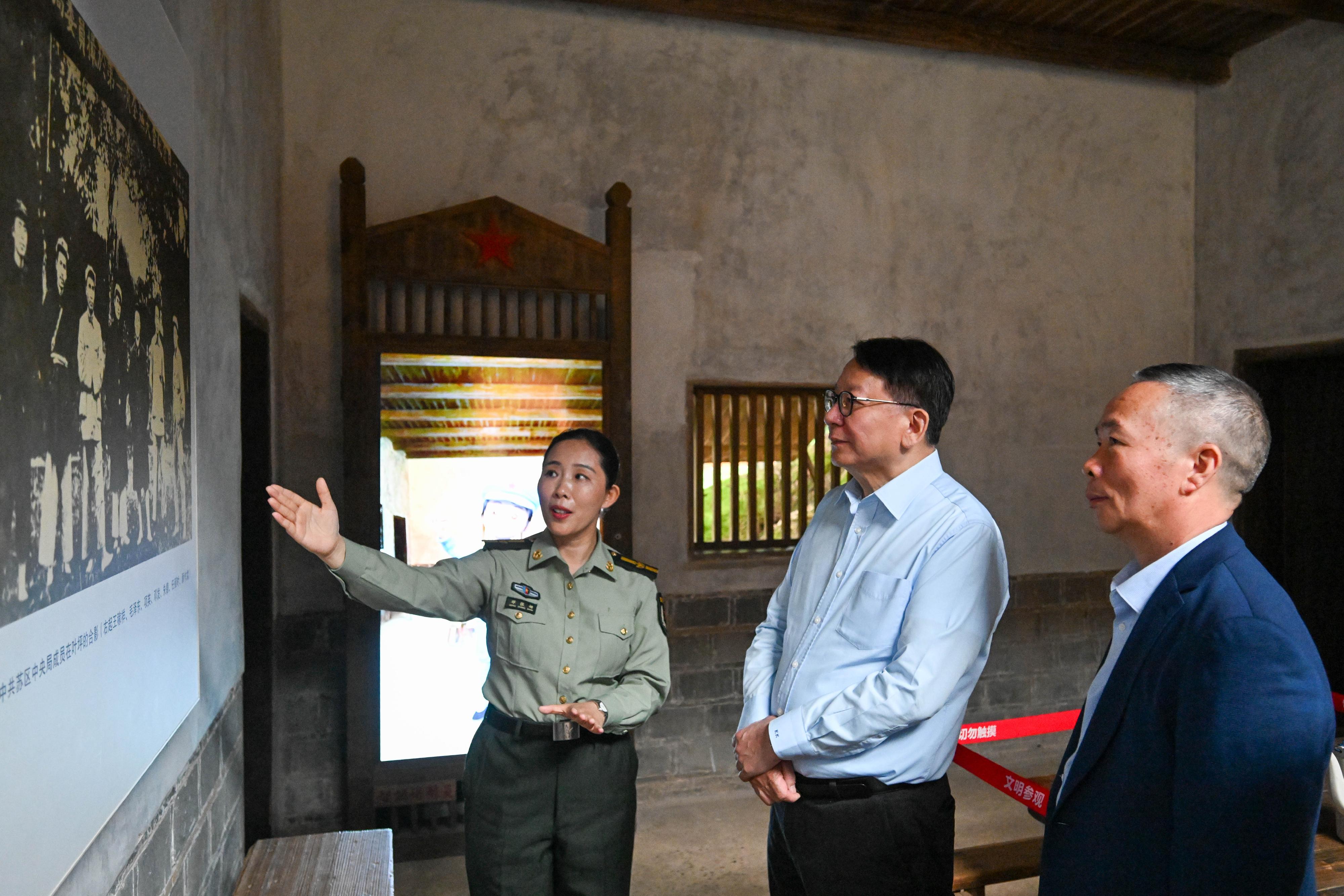 The Chief Secretary for Administration, Mr Chan Kwok-ki, arrived in Ruijin, Jiangxi Province, yesterday (May 10). Photo shows Mr Chan (centre) touring the Yeping Revolutionary Sites and being briefed by a staff member.