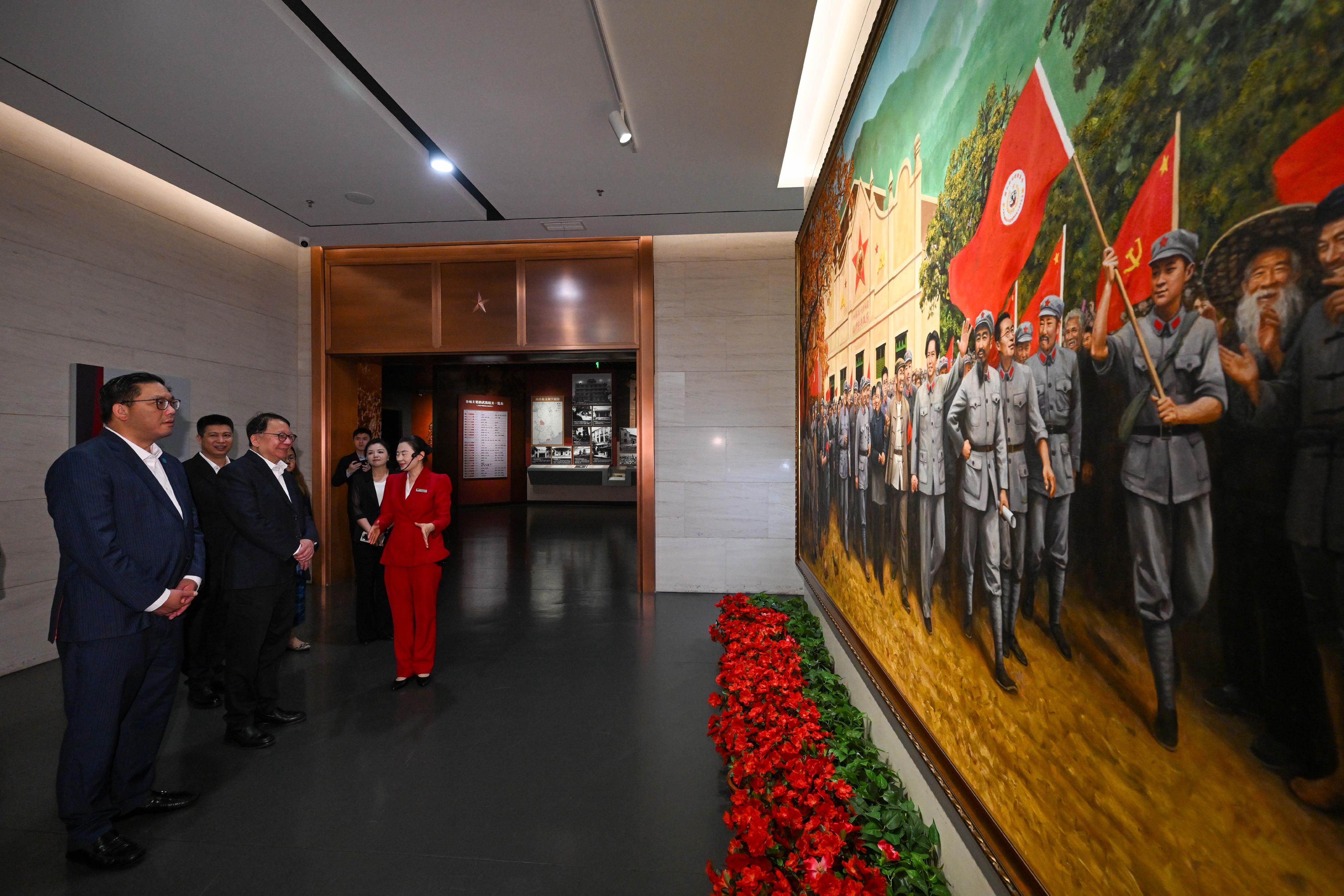 The Chief Secretary for Administration, Mr Chan Kwok-ki, arrived in Ruijin, Jiangxi Province, yesterday (May 10) and toured the Central Revolutionary Base Area History Museum today (May 11). Photo shows Mr Chan (third left) and the Under Secretary for Home and Youth Affairs, Mr Clarence Leung (first left), being briefed by a staff member during the tour.