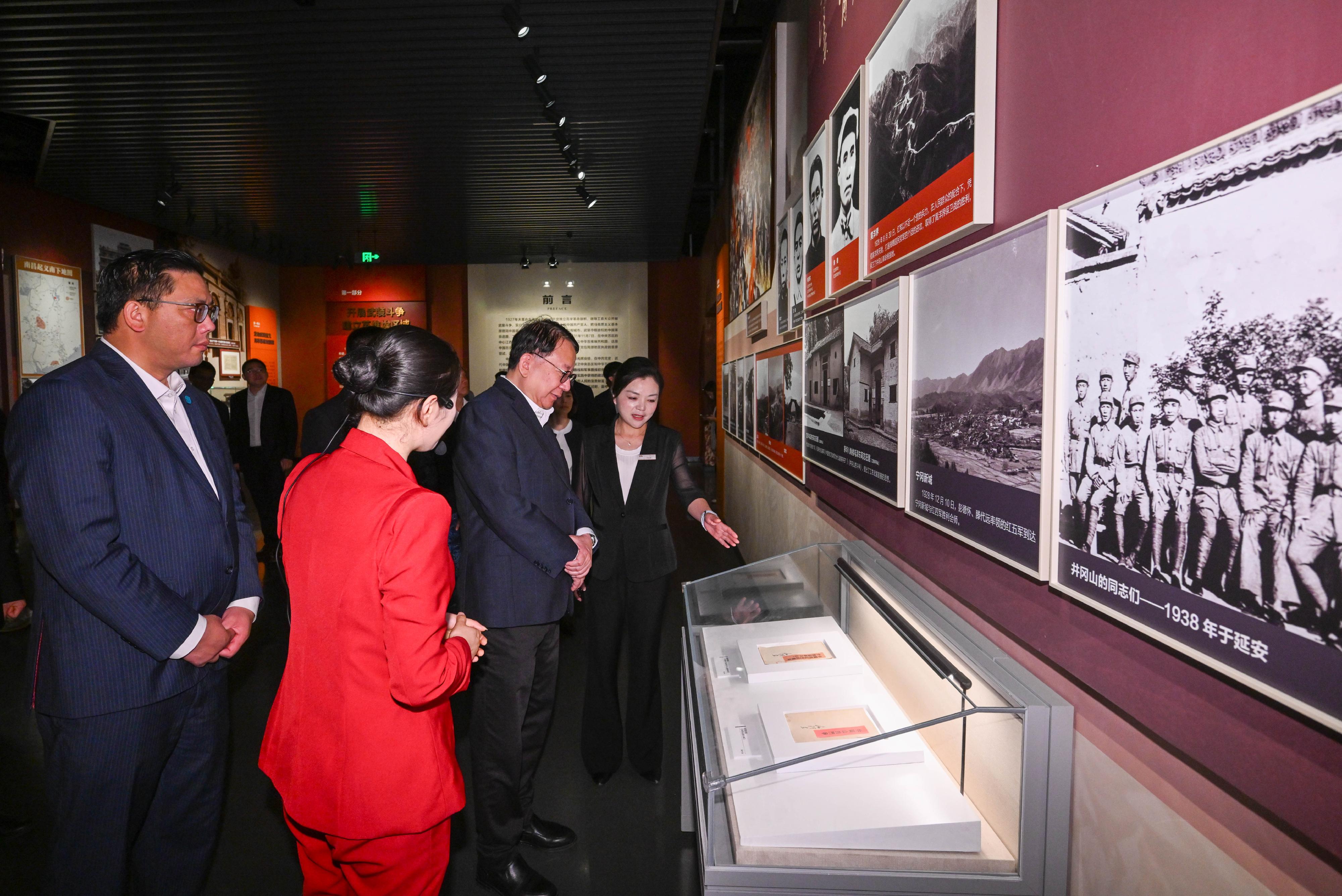 The Chief Secretary for Administration, Mr Chan Kwok-ki, arrived in Ruijin, Jiangxi Province, yesterday (May 10) and toured the Central Revolutionary Base Area History Museum today (May 11). Photo shows Mr Chan (second right) and the Under Secretary for Home and Youth Affairs, Mr Clarence Leung (fourth right), being briefed by a staff member during the tour.