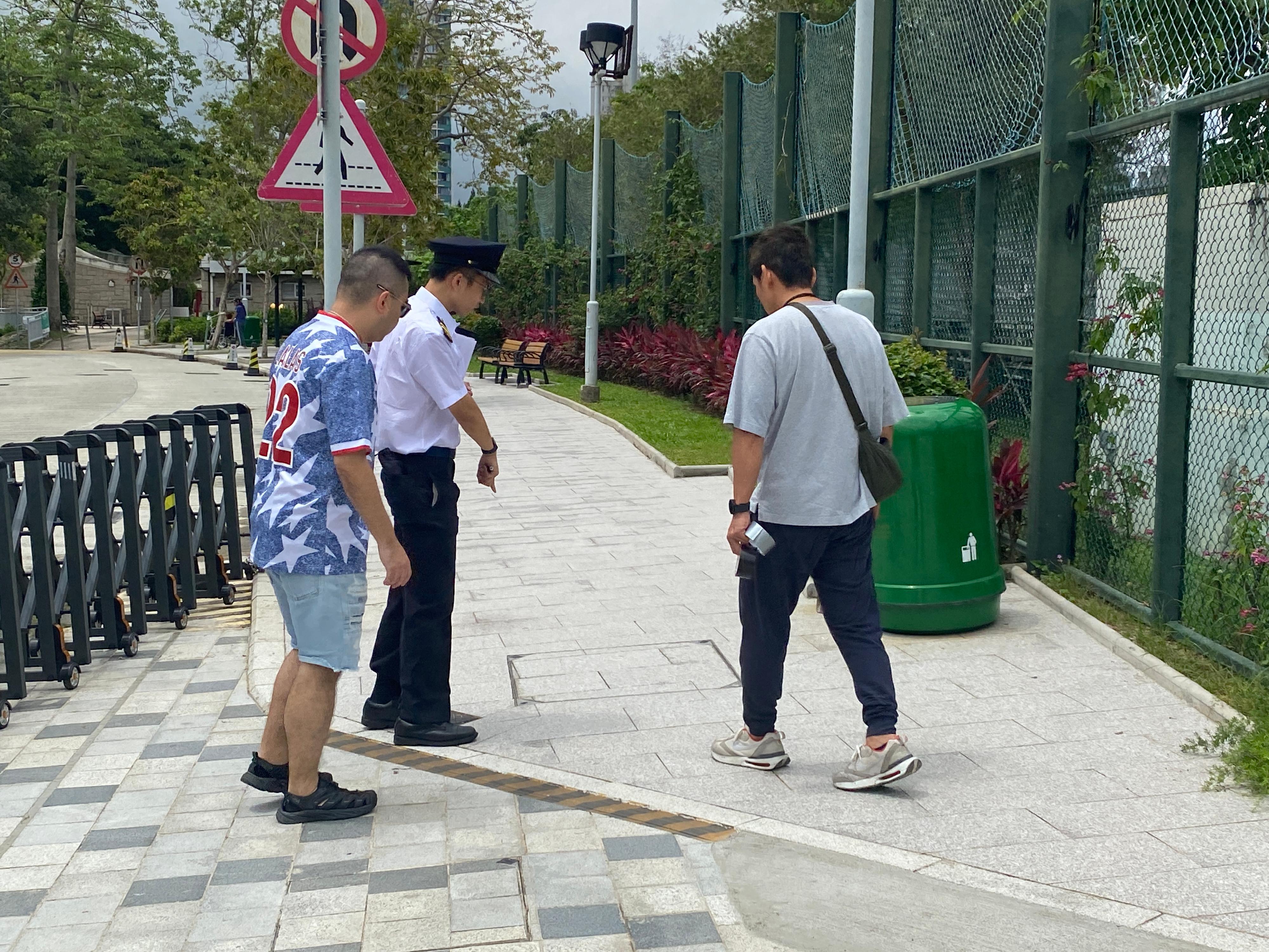 The Food and Environmental Hygiene Department (FEHD) today (May 11) released the first batch of gravidtrap indexes and density indexes for Aedes albopictus in May, covering 14 survey areas. Photo shows an FEHD staff member inspecting a park in Kowloon Tong, Kowloon City District. Following the discovery of stagnant water in the park, a statutory notice has been issued to the relevant venue management company, requiring the clearance of such item within a specified timeframe.