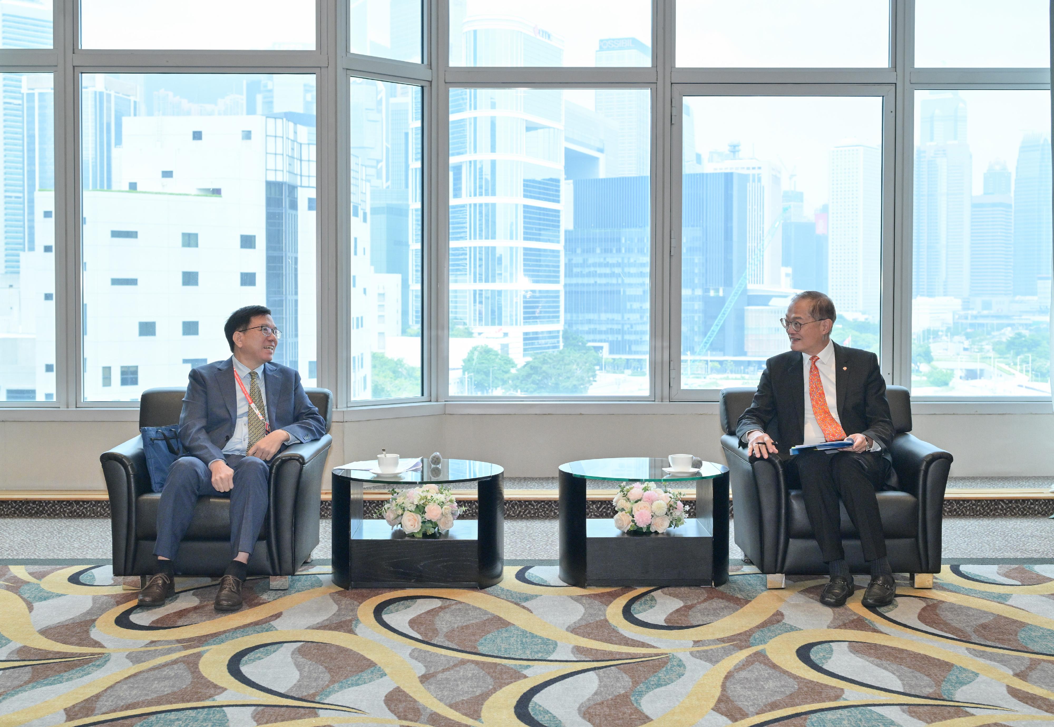 The Secretary for Health, Professor Lo Chung-mau (right), meets with Deputy Director-General of the Health Commission of Guangdong Province Mr Deng Linfeng (left) today (May 11) to explore the facilitation of healthcare talent exchanges between the two places, and to exchange views on healthcare collaborative projects such as the direct cross-boundary ambulance transfer arrangement.