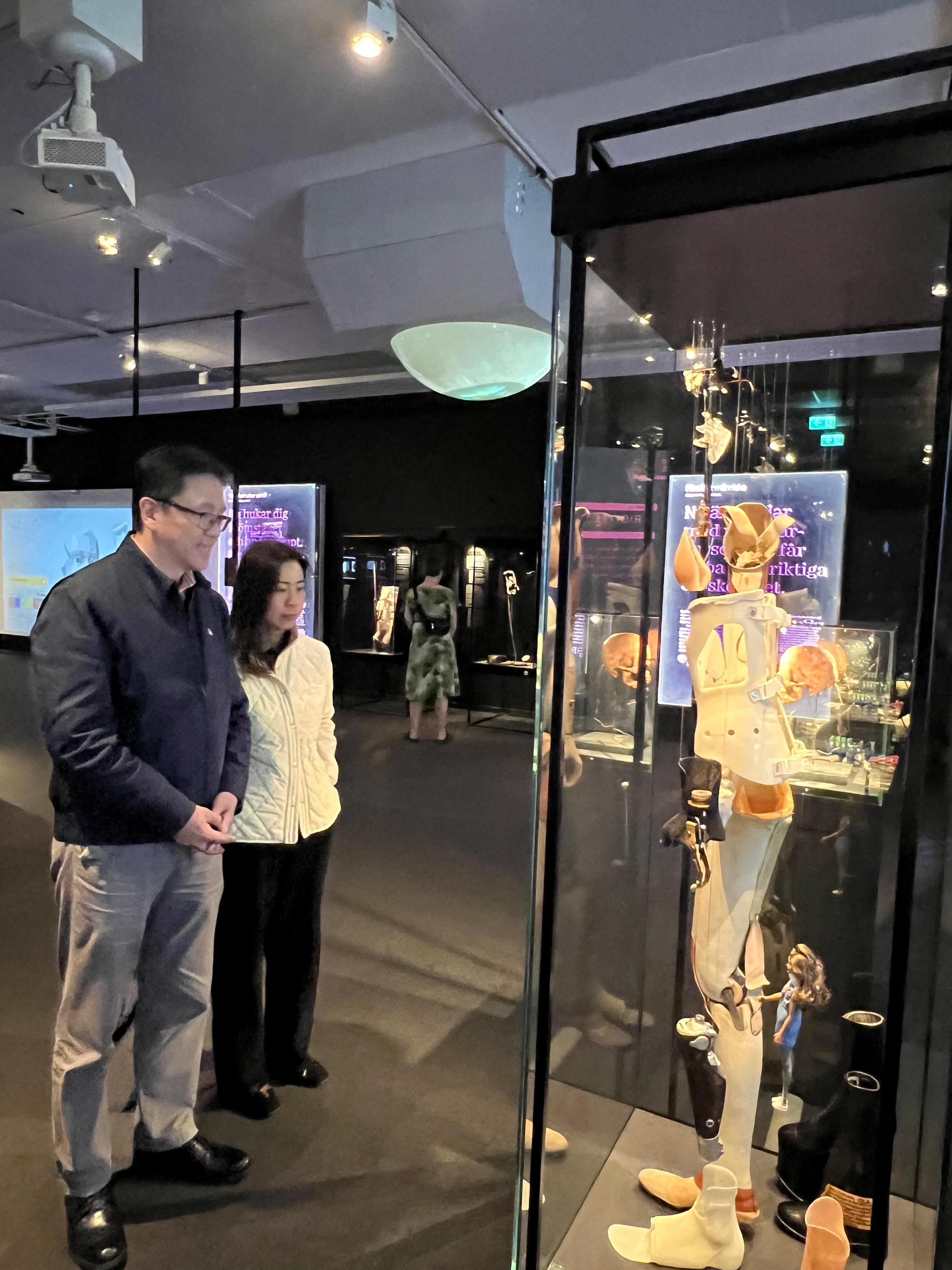 The Secretary for Innovation, Technology and Industry, Professor Sun Dong (left), visited Tekniska museet in Stockholm, Sweden on May 10 (Stockholm time), which is the city's largest museum of science and technology, to learn about the cultural heritage related to science and industrial history there.