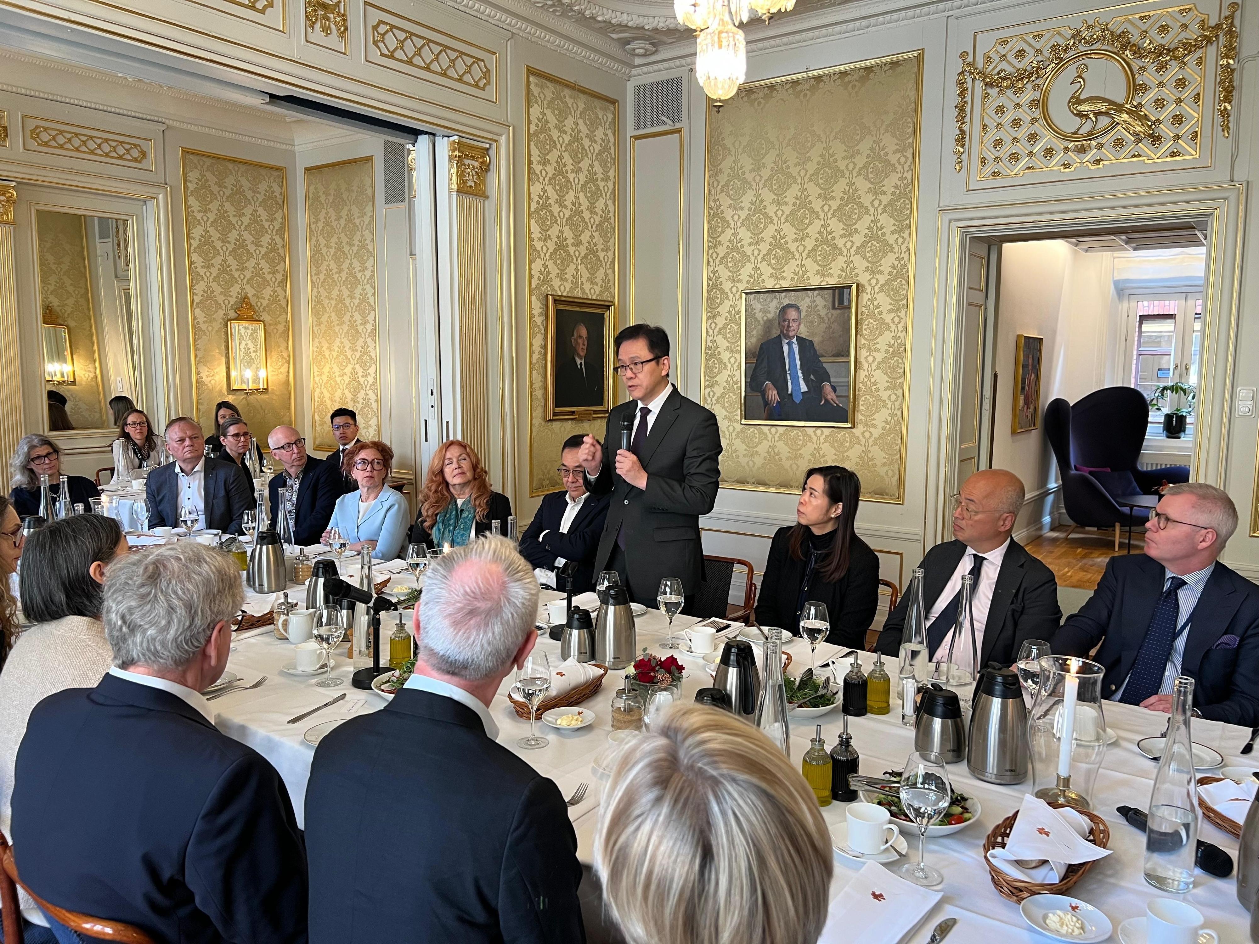 The Secretary for Innovation, Technology and Industry, Professor Sun Dong (fourth right), attended a roundtable luncheon hosted by the Royal Swedish Academy of Engineering Sciences and gave a sharing at the luncheon in Stockholm, Sweden on May 11 (Stockholm time).