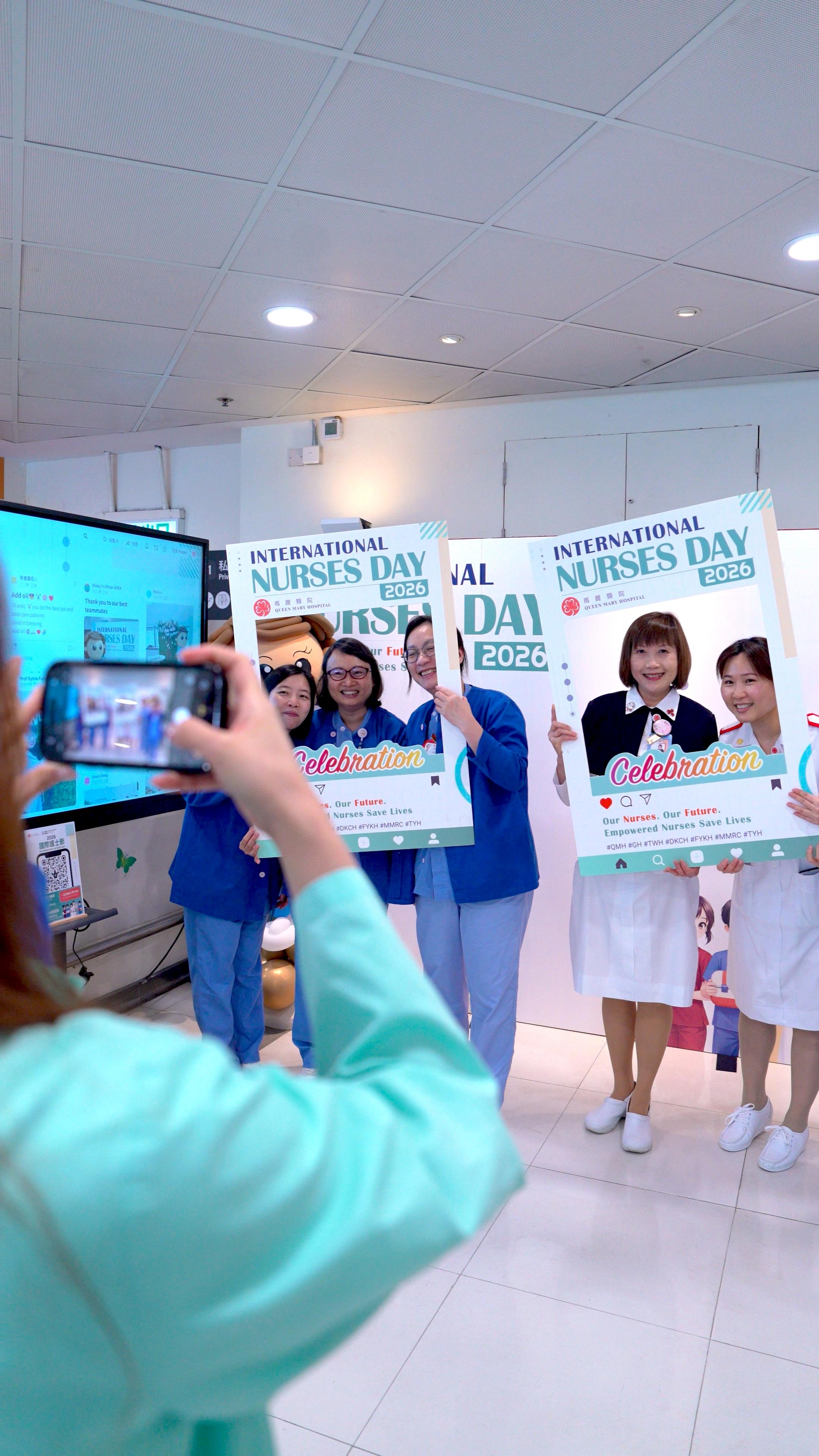 今日（五月十二日）是一年一度的國際護士節，醫院管理局各公立醫院近期舉辦不同慶祝活動。瑪麗醫院設置展覽攤位，展示護士團隊過去一年的服務重點和工作成果，並設有心意卡留言區及數碼留言板，方便公眾向護士表達感謝與鼓勵及打卡留念。