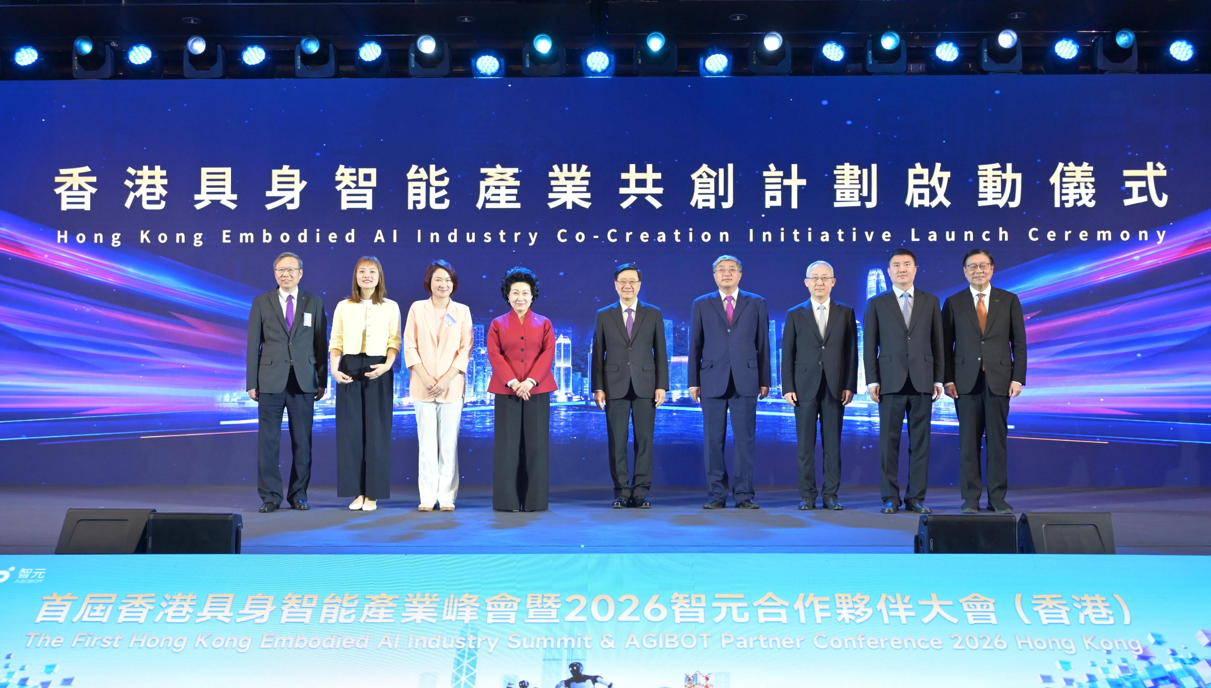 行政長官李家超今日（五月十二日）出席首屆香港具身智能產業峰會暨2026智元合作夥伴大會（香港）。圖示（左三起）立法會主席李慧琼博士、香港中華聯誼會會長鄭翔玲、李家超、中央人民政府駐香港特別行政區聯絡辦公室副主任羅永綱、中華人民共和國外交部駐香港特別行政區特派員公署副特派員李永勝、智元機器人創始人鄧泰華、香港貿易發展局主席馬時亨教授，以及其他嘉賓主持啟動儀式。