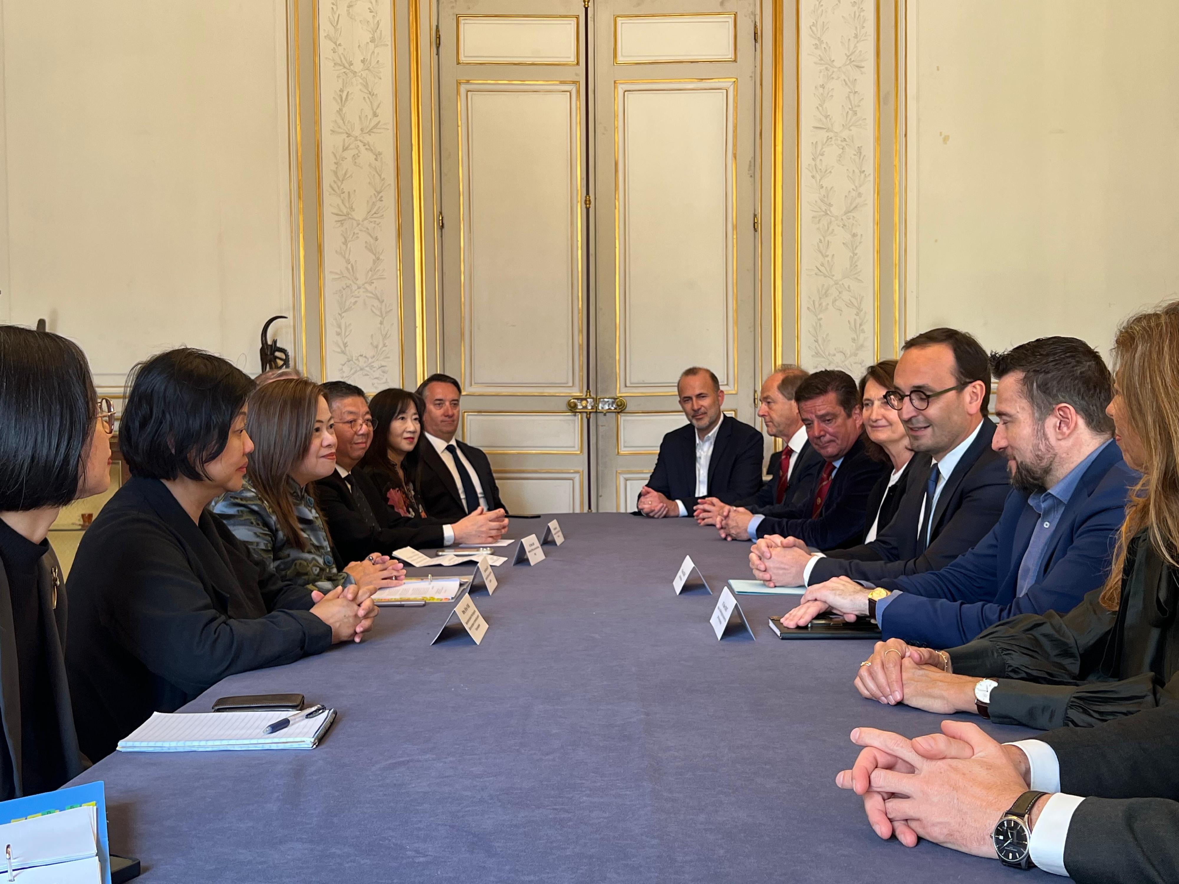 The Secretary for Culture, Sports and Tourism, Miss Rosanna Law (third left), meets with the Mayor of Bordeaux, Mr Thomas Cazenave (third right), yesterday (May 11, Bordeaux time) to exchange views on strengthening cultural and gastronomic promotion ties.