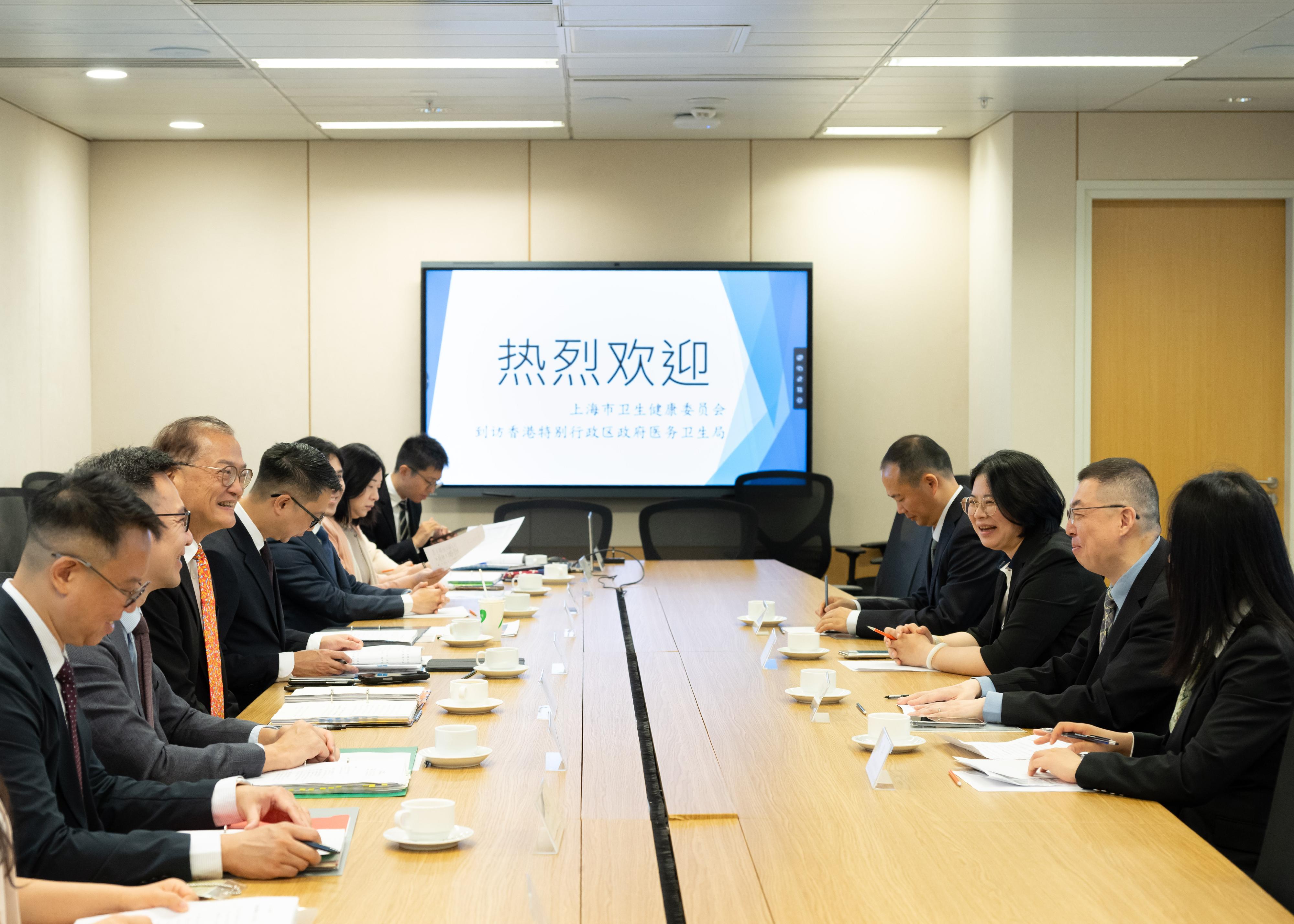 醫務衞生局局長盧寵茂教授（左三）今日（五月十二日）與上海市衞生健康委員會副主任胡鴻毅教授（右二）率領的代表團舉行會議，探討促進兩地醫療人才交流及醫療技術臨床試驗協同發展，並就中醫藥監管及標準國際化等議題交換意見。