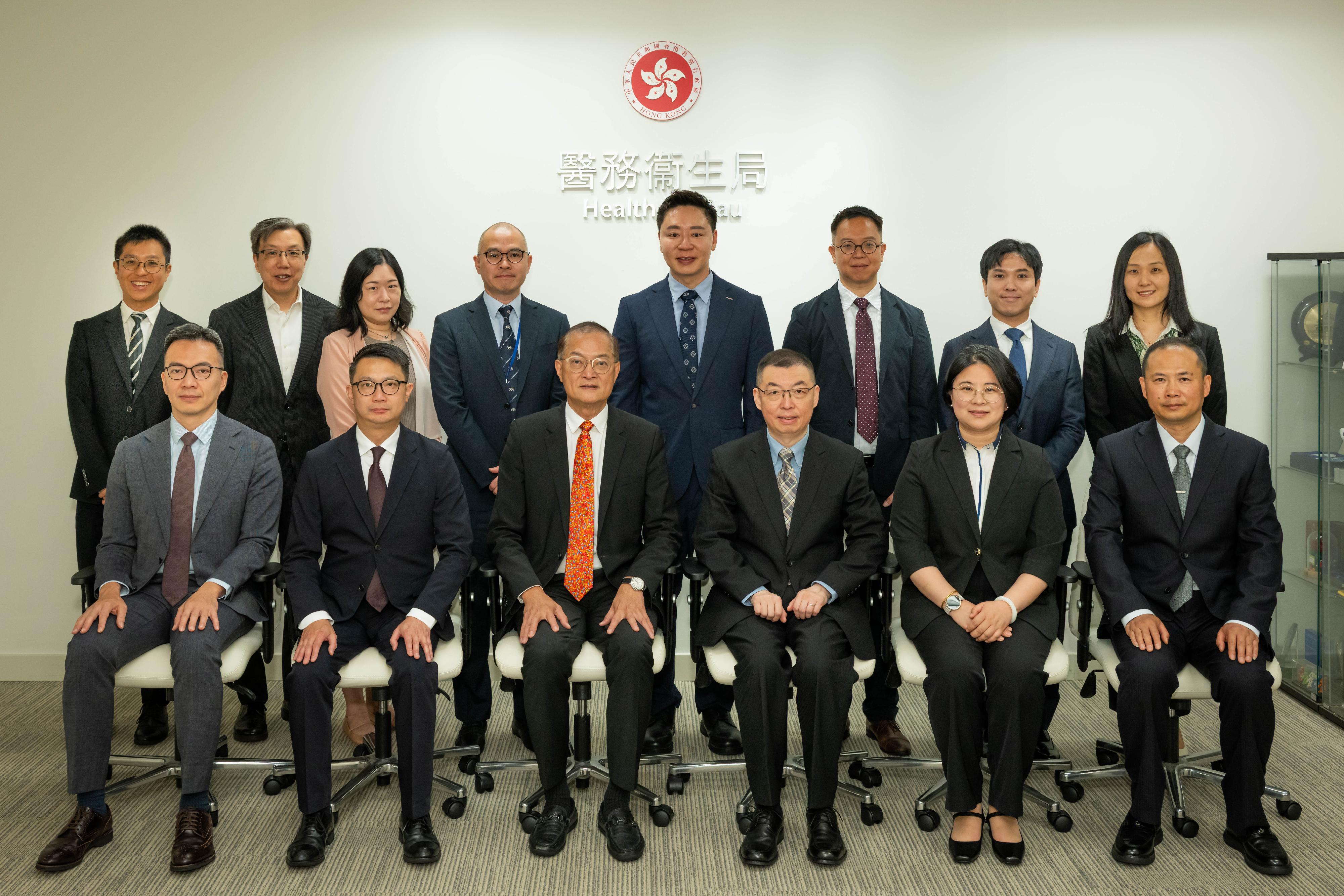 The Secretary for Health, Professor Lo Chung-mau, met with a delegation led by Deputy Director General of the Shanghai Municipal Health Commission Professor Hu Hongyi today (May 12). Photo shows Professor Lo (front row, third left) and Professor Hu (front row, third right) with other attendees of the meeting.