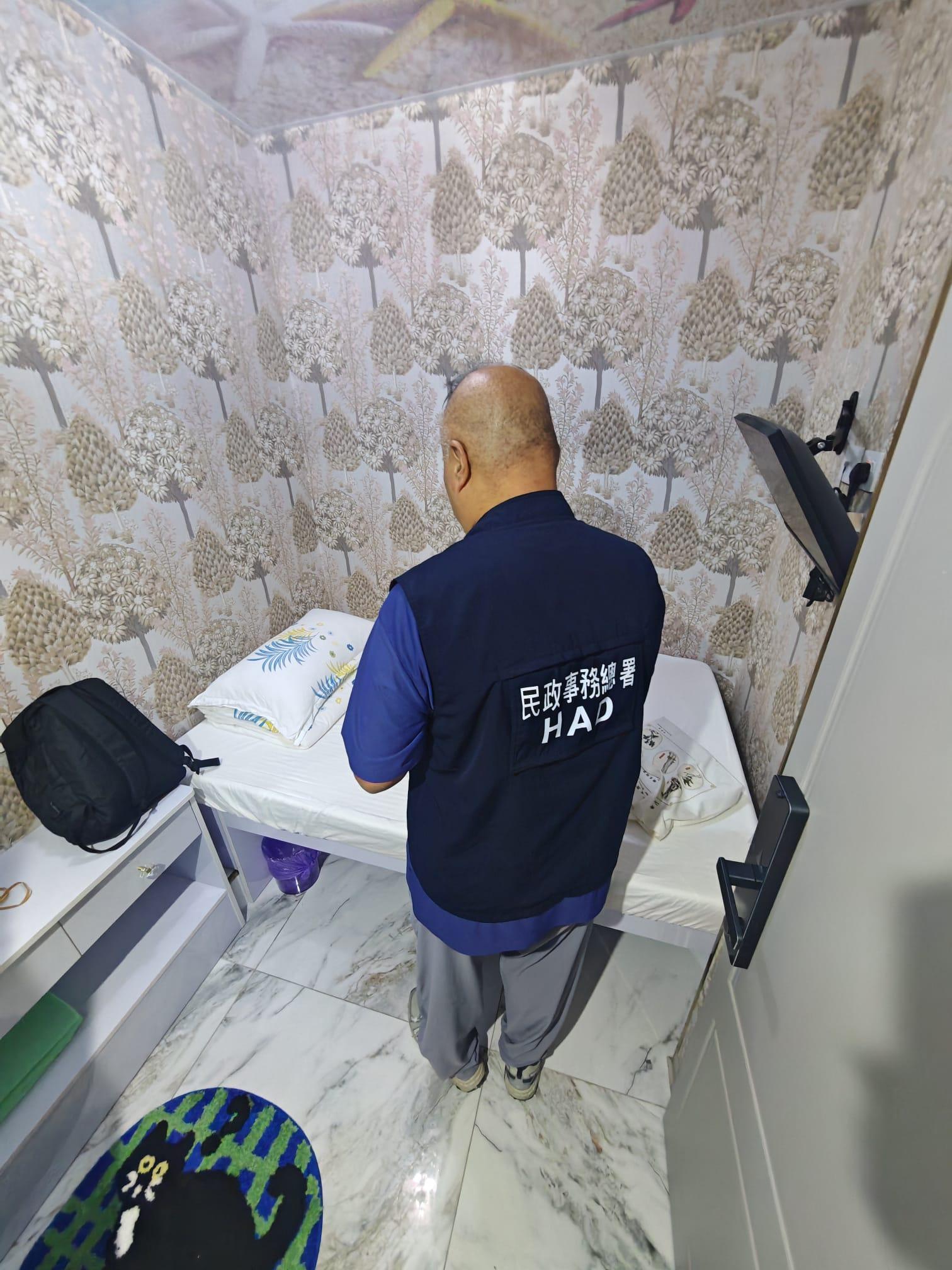 The Office of the Licensing Authority (OLA) of the Home Affairs Department conducted an operation at tourist accommodation hotspots in Central and Western District and Yau Tsim Mong District from April 21 to May 5 to inspect premises suspected of operating unlicensed hotels/guesthouses, as well as licensed hotels/guesthouses and club-houses suspected of being in breach of licensing conditions. Photo shows an OLA enforcement officer searching for evidence in a suspected unlicensed guesthouse.