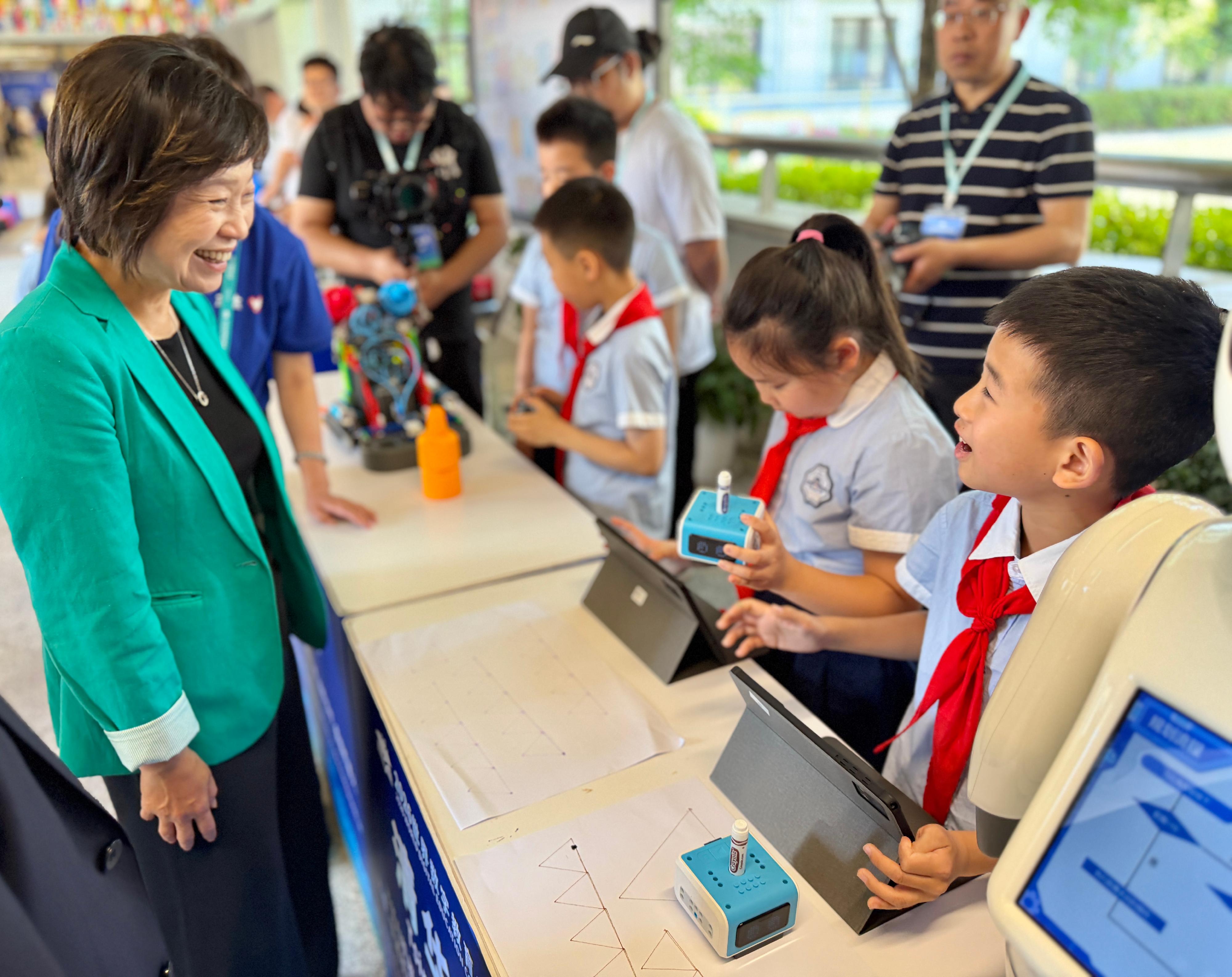 The Secretary for Education, Dr Choi Yuk-lin (first left), visited Hangzhou Chunhui Primary School, a pilot school for AI education applications in Hangzhou, Zhejiang, yesterday (May 11) to learn more about how students receive AI education.