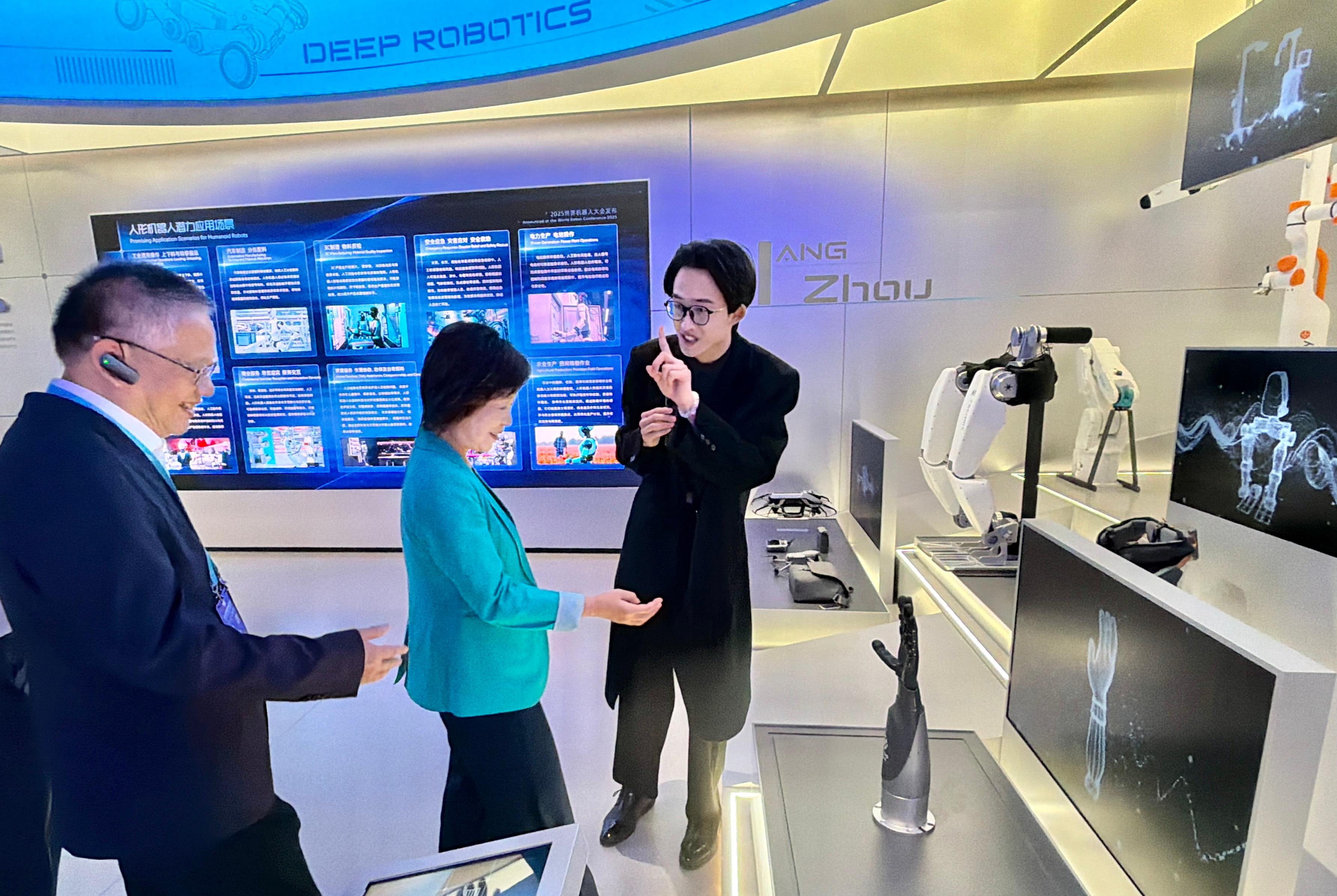 The Secretary for Education, Dr Choi Yuk-lin (centre), visited the Hangzhou Embodied Intelligent Exhibition Center in Hangzhou, Zhejiang, yesterday (May 11) to learn about the applications of AI robots in various scenarios.