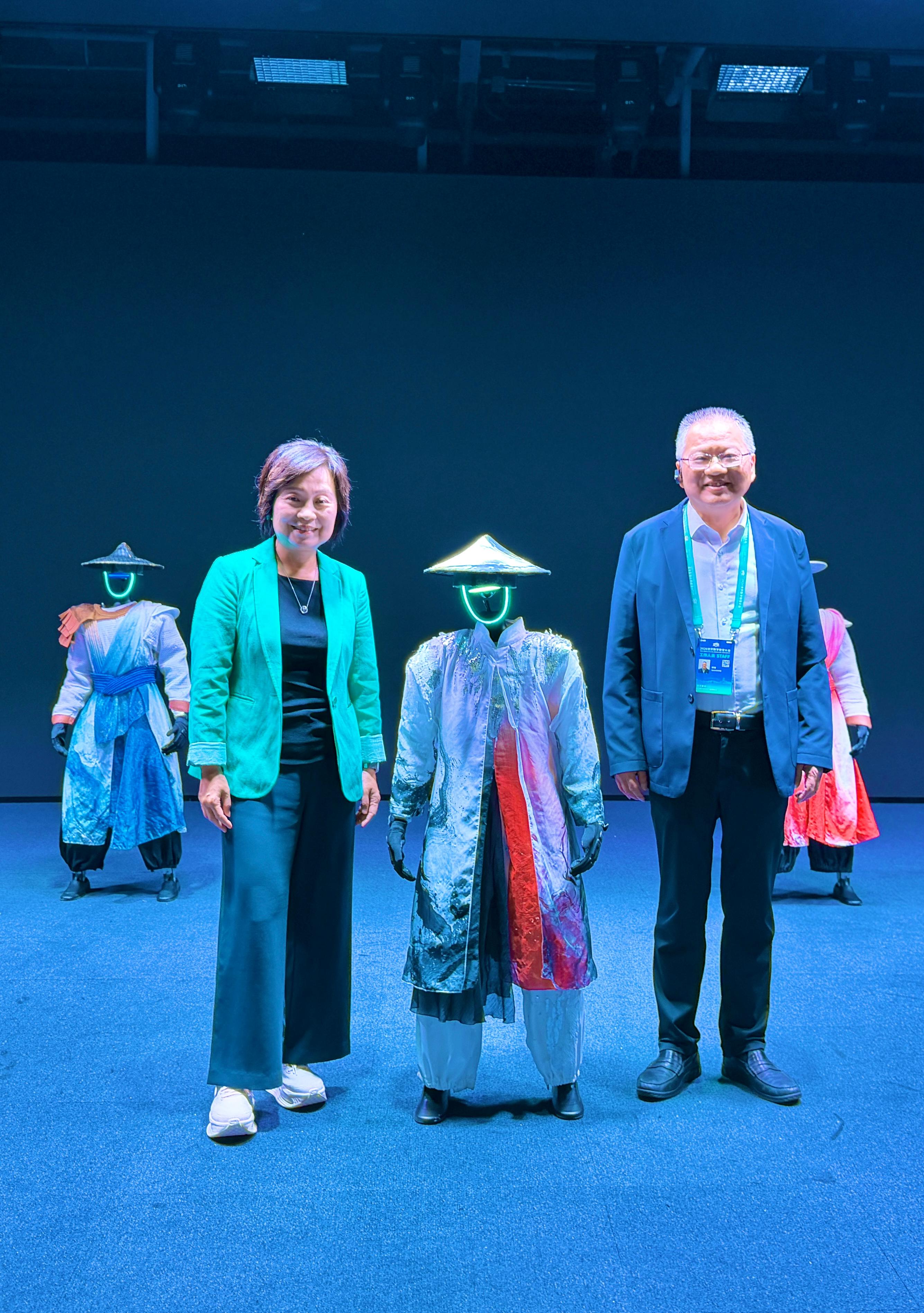 The Secretary for Education, Dr Choi Yuk-lin, visited the Hangzhou Embodied Intelligent Exhibition Center in Hangzhou, Zhejiang, yesterday (May 11). Photo shows Dr Choi (left) with Deputy Director of the Hangzhou Municipal Education Bureau Mr Jiang Feng (right) at the Center.